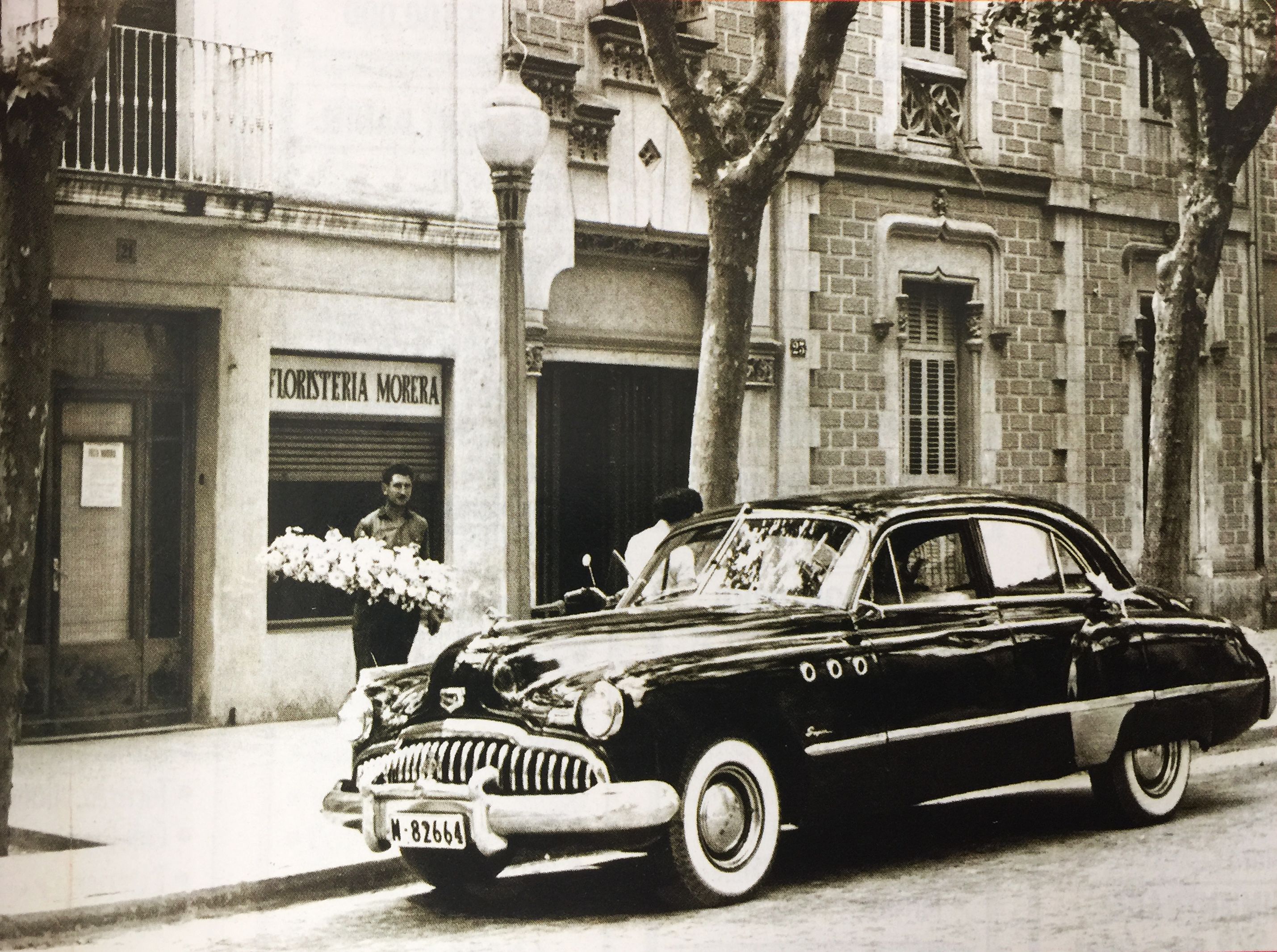 Guarniment d'un cotxe de nuvis davant de la Floristeria Morera, a la avinguda Catalunya (juliol, 1998). FOTO: Arxiu, TOT número 568