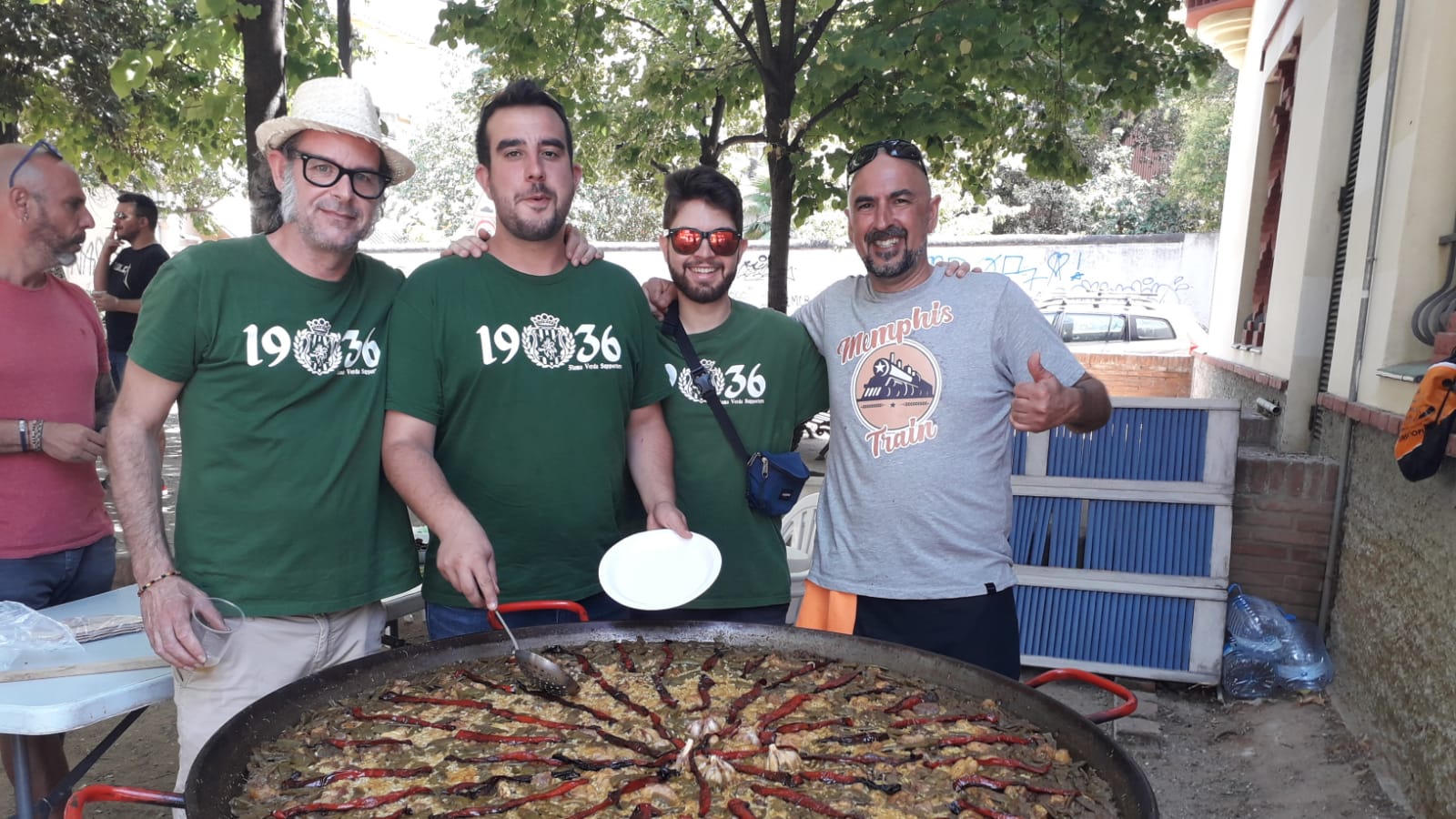 Membres de la Penya Cerdanyola 1936 durant la paella popular a la plaça Jaume Grau i Altayó. FOTO: Albert Clavé