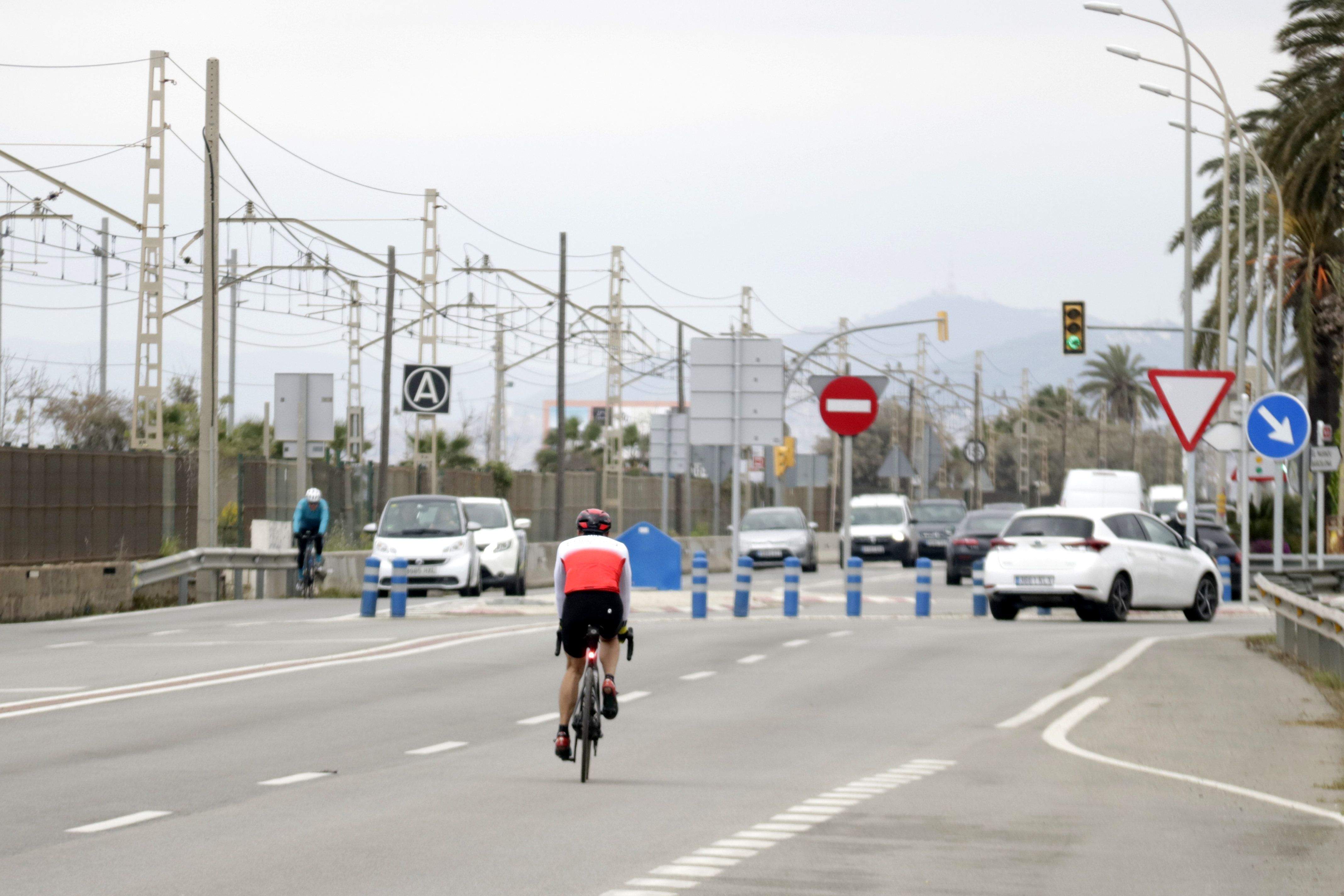 Un ciclista circula per la carretera. FOTO: Jordi Pujolar (ACN)
