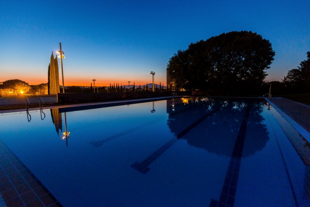 La piscina del Turonet de nit. FOTO: Ajuntament de Cerdanyola
