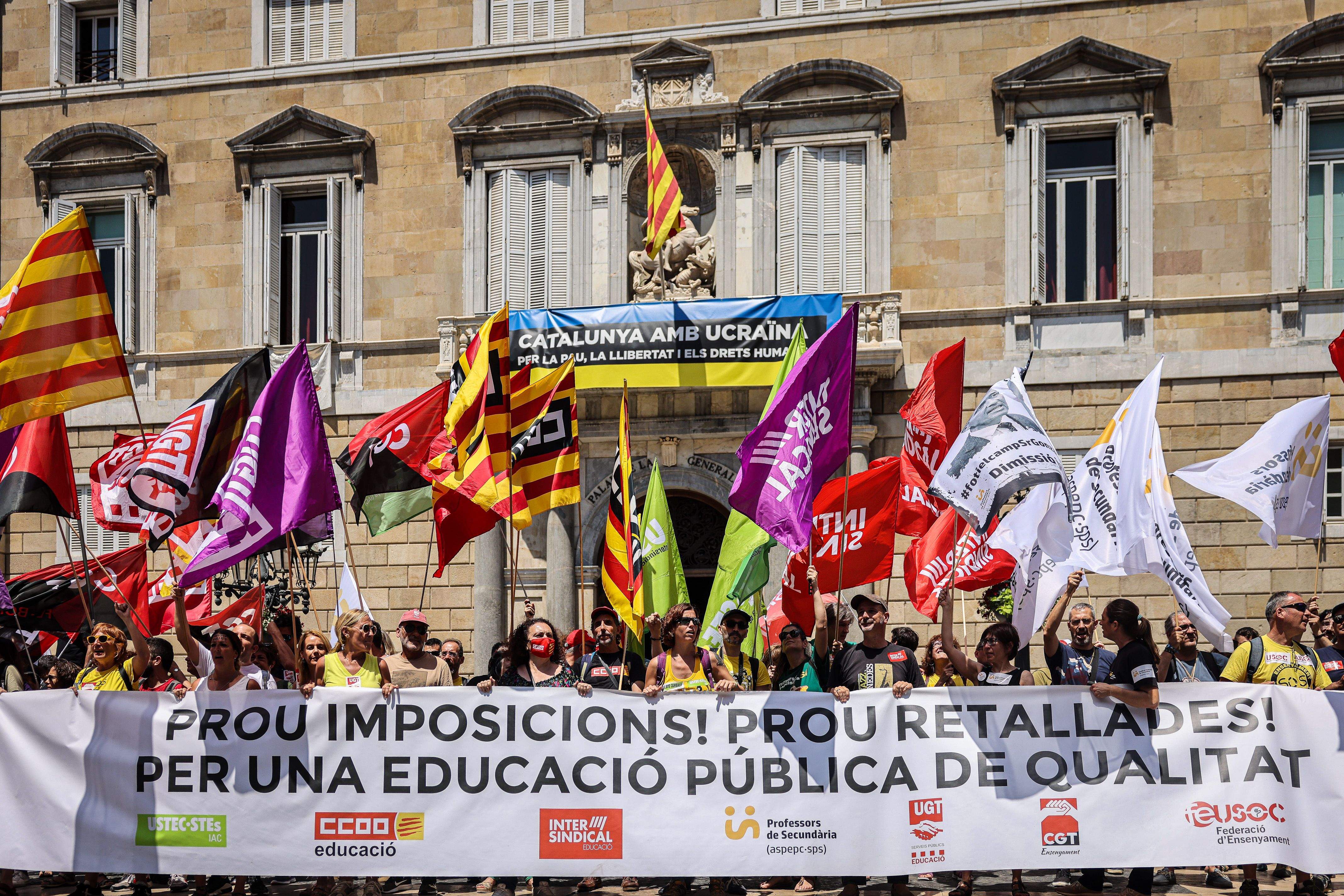 Capçalera de la manifestació de docents a la plaça Sant Jaume. FOTO: Jordi Borràs (ACN)