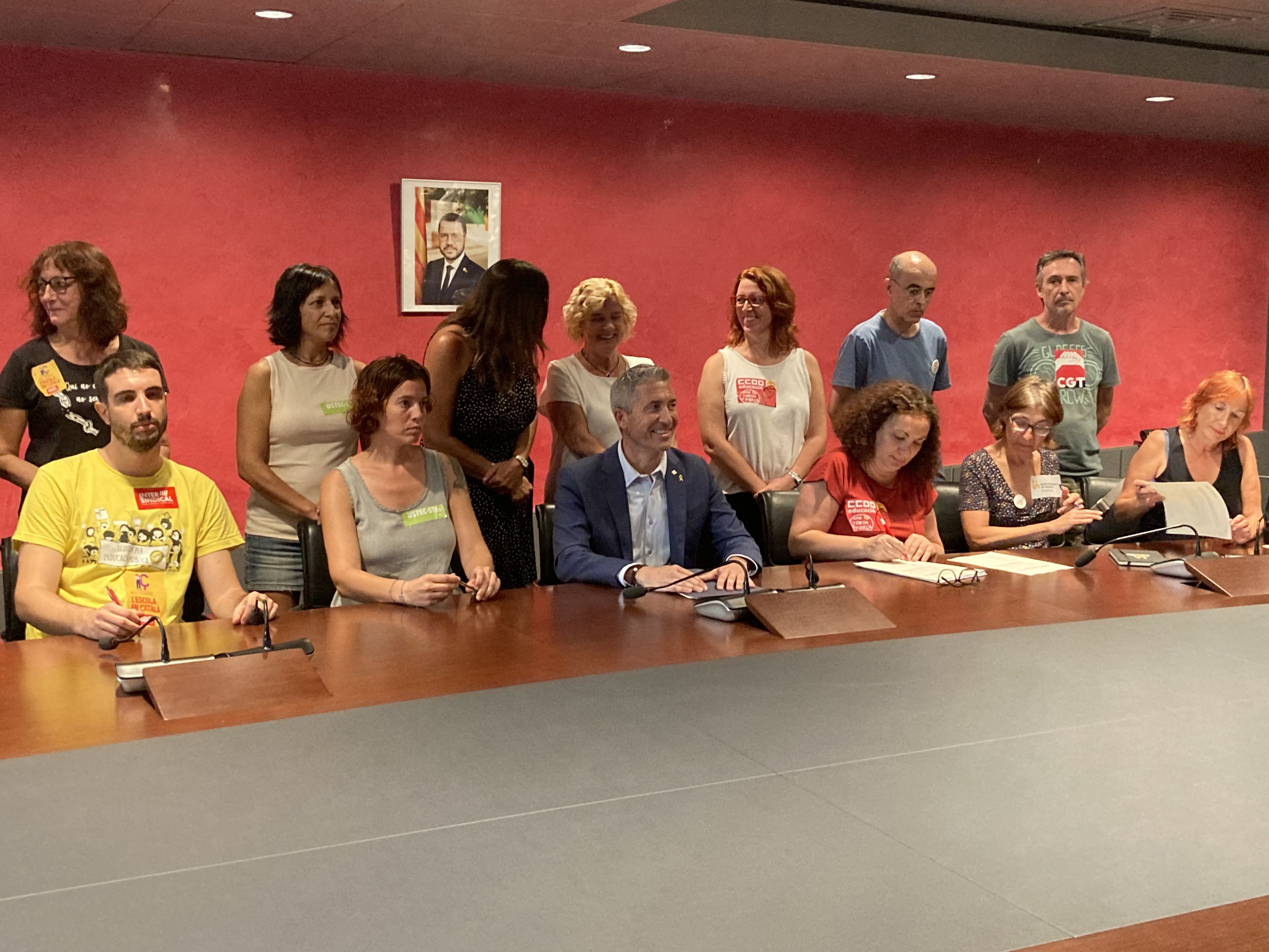 Els conseller d'Educació i els sindicats han signat l'acord que permet desconvocar les vagues. FOTO: Martí Rodríguez (ACN) Els conseller d'Educació i els sindicats han signat l'acord que permet desconvocar les vagues. FOTO: Martí Rodríguez (ACN)