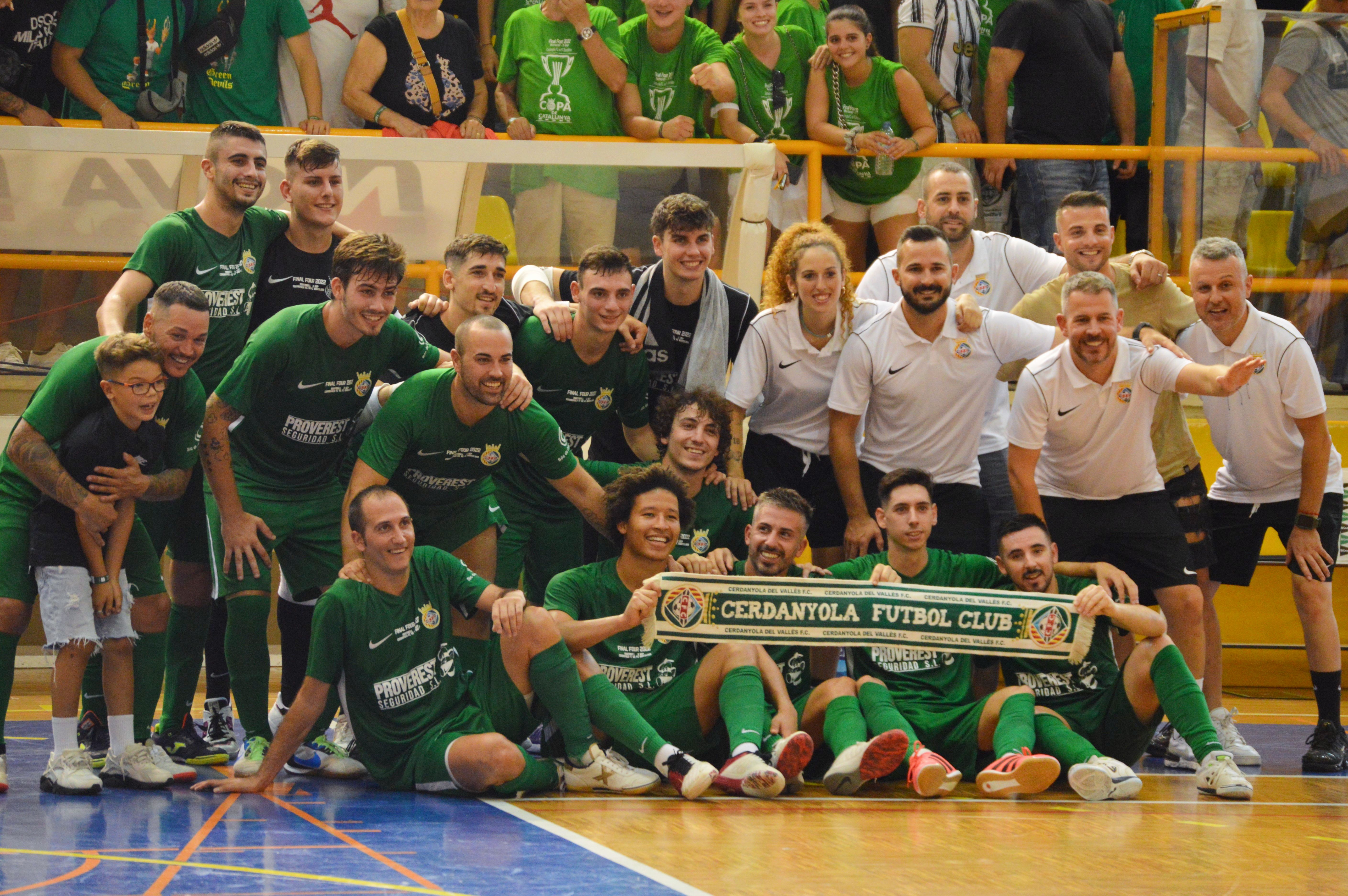 Jugadors i equip tècnic del Cerdanyola FC de futbol sala en acabar la semifinal històrica de Copa Catalunya contra el Barça. FOTO: Nora MO