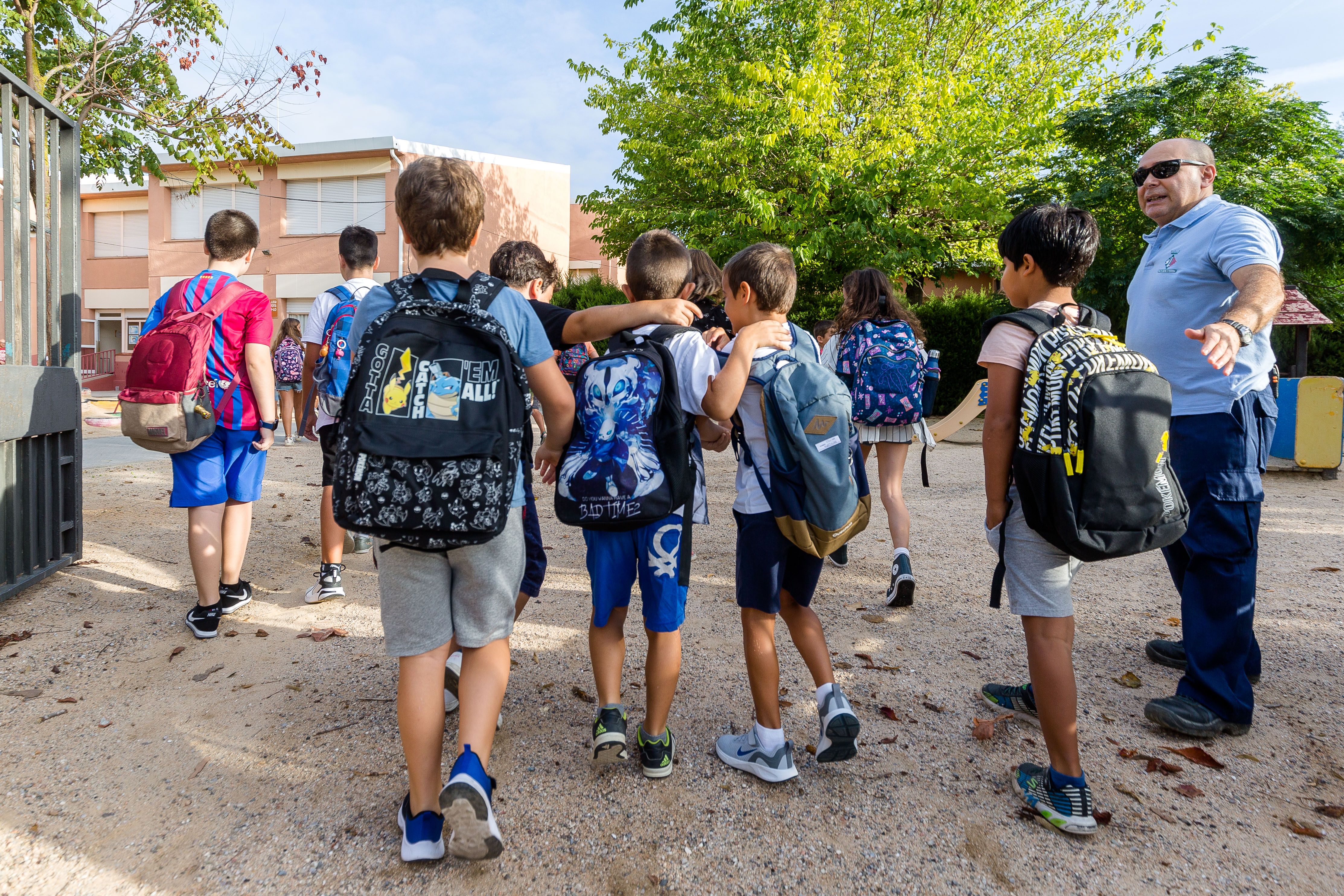 Nens a l'entrada d'una escola. FOTO: Núria Puentes (Ajuntament de Cerdanyola)