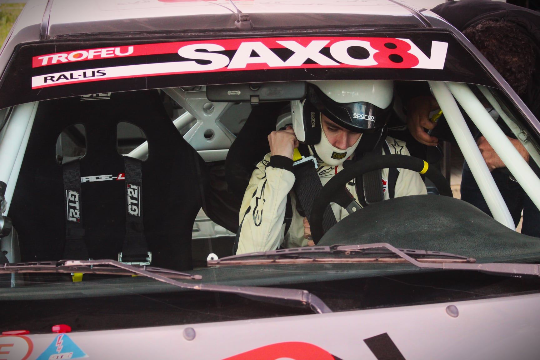 El cerdanyolenc Xavi Ros dins el Citroën Saxo 8v al ral·li de Cervera. FOTO: Cedida