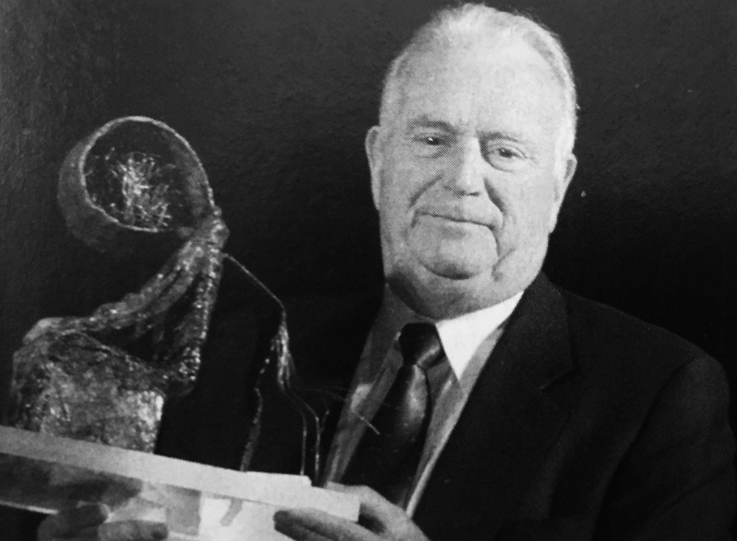 Gabriel Escursell, Fotògraf, rebent un dels premis al Cerdanyolenc de l'any el 2003. FOTO: Arxiu del TOT