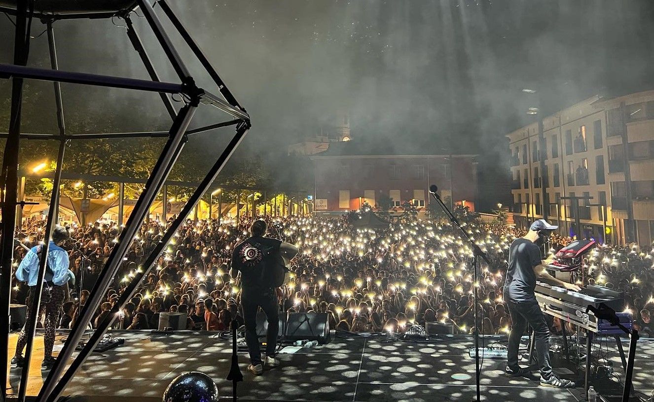 Concert d'Els Catarres a les Festes del Tura d'Olot on van punxar una noia de Cerdanyola. FOTO: Facebook de les Festes del Tura