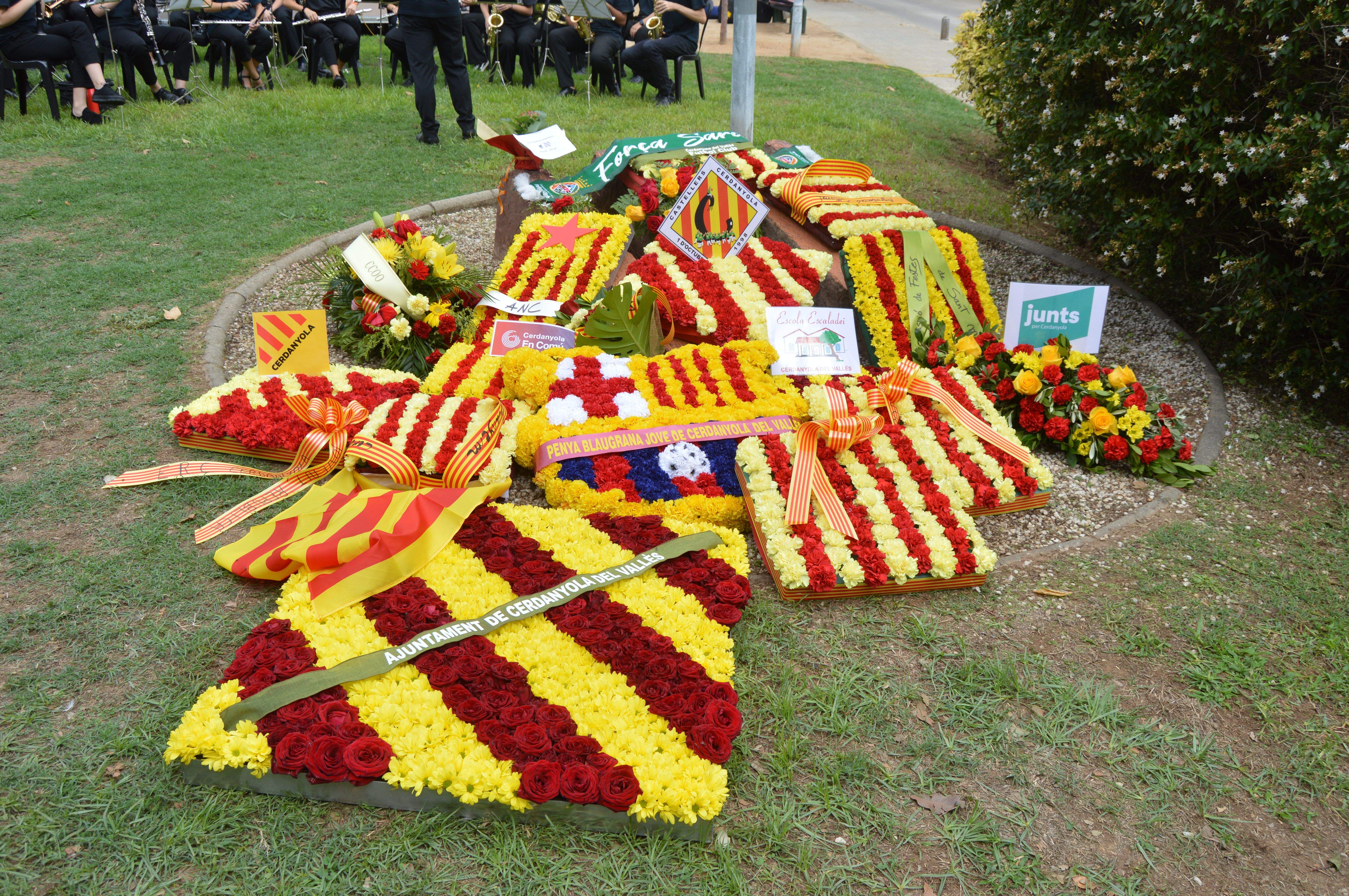 Ofrena floral de Cerdanyola en la Diada Nacional de Catalunya, 11 de setembre. FOTO: Nora MO