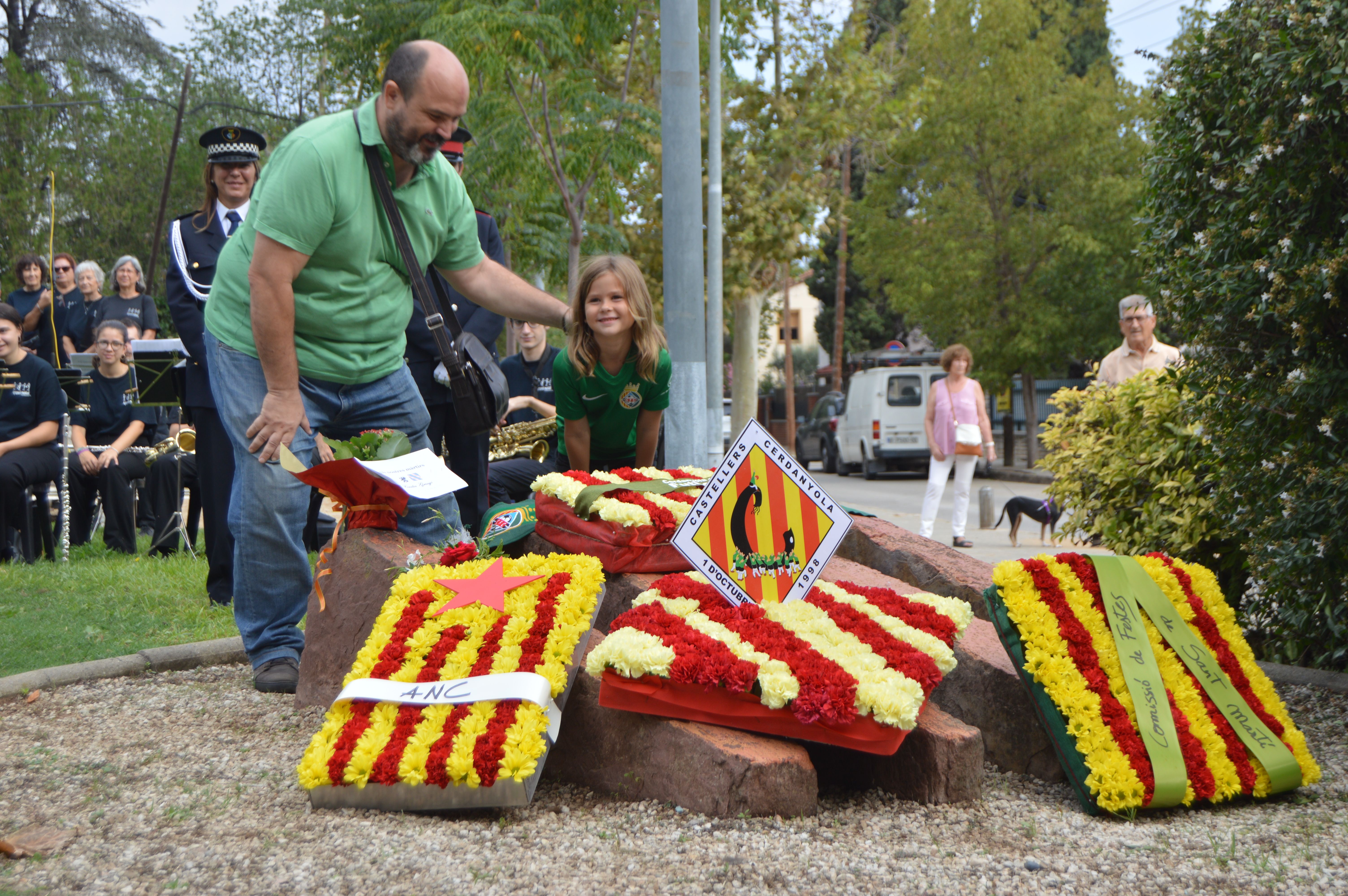 Ofrenda del Cerdanyola Futbol Club en l'acte institucional de la Diada. FOTO: Nora MO