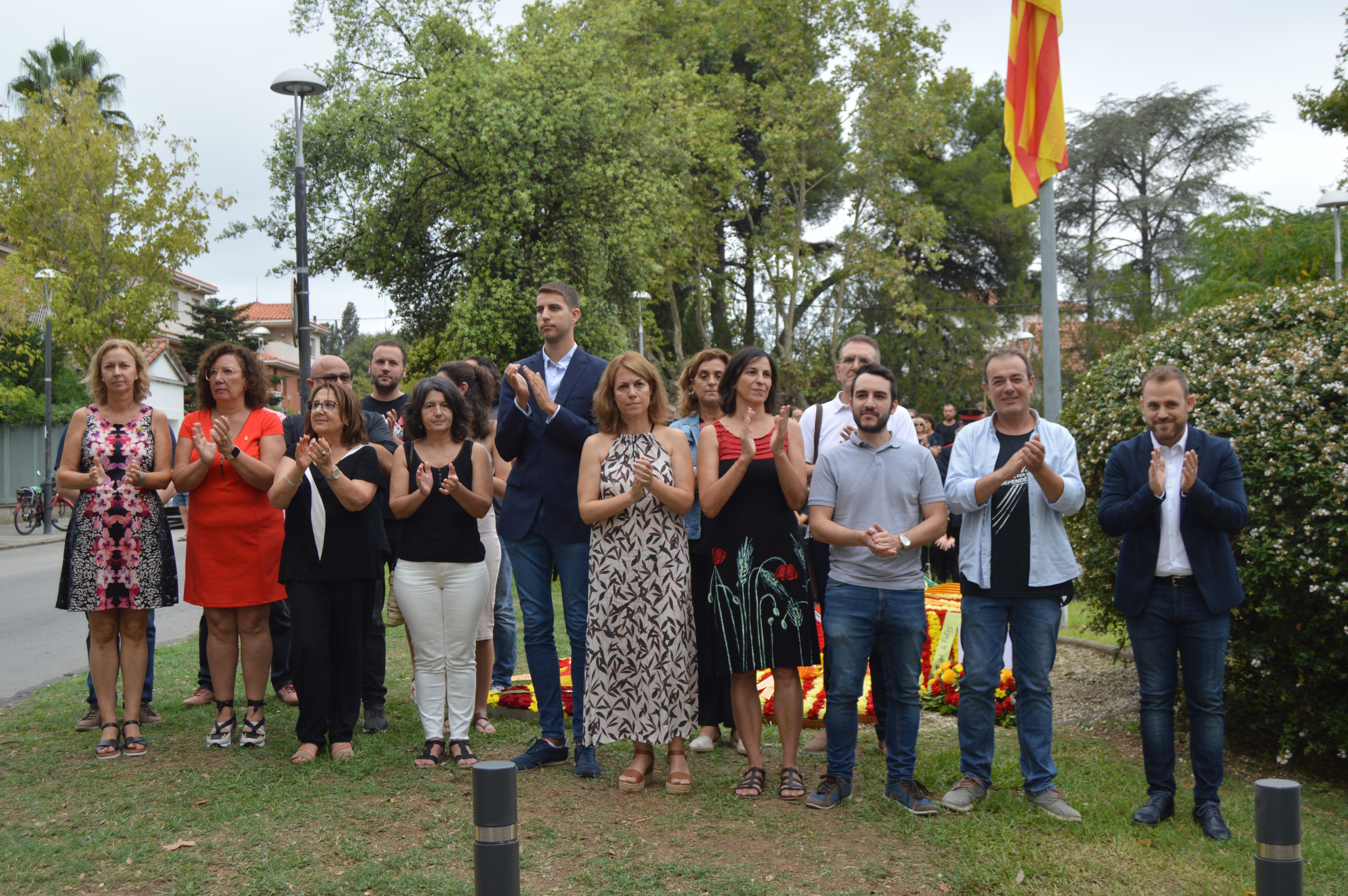 El Consistori després de fer l'ofrenda institucional en la Diada. FOTO: Nora MO