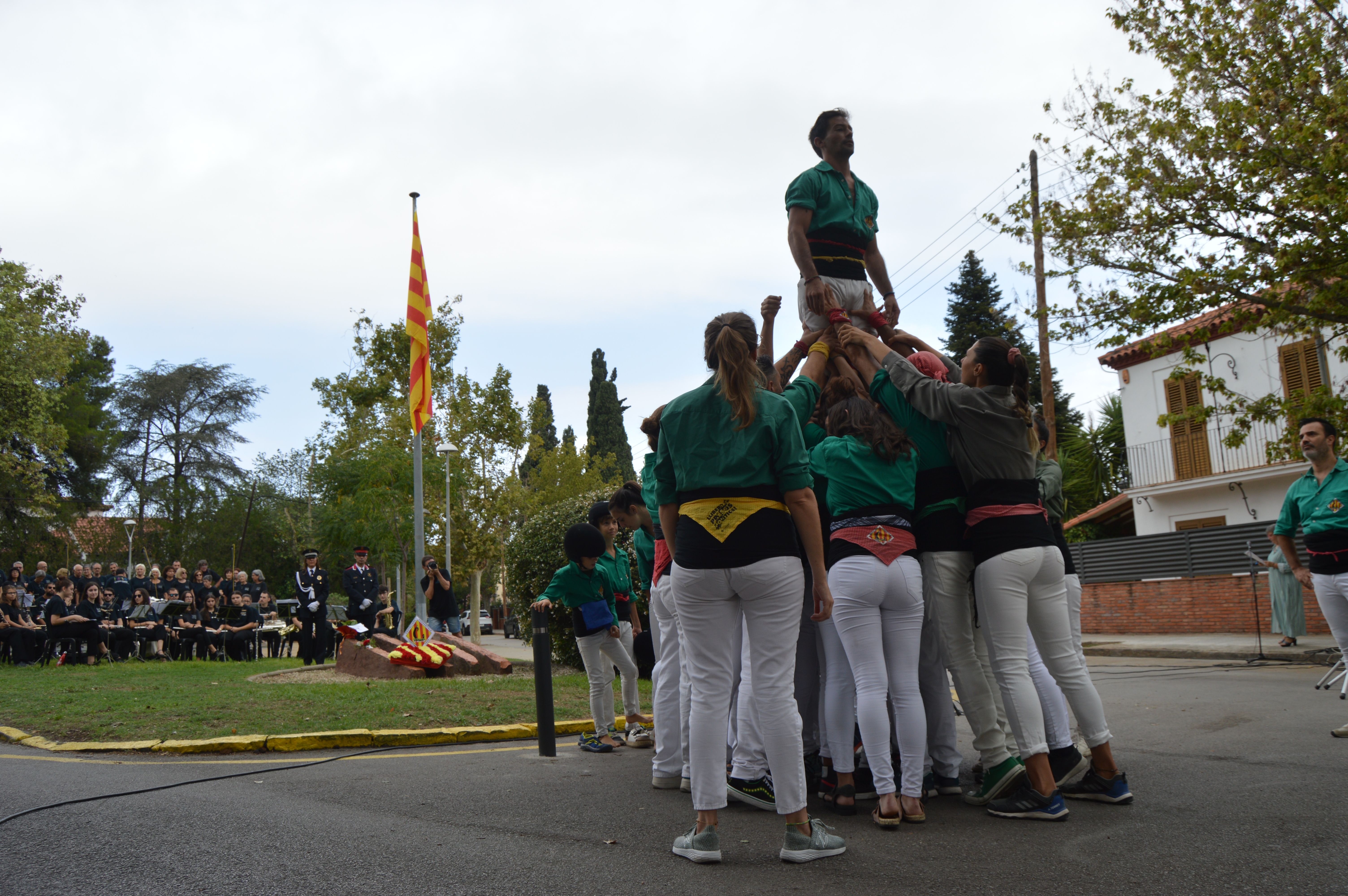 El pilar de Castellers de Cerdanyola obre l'acte institucional de la Diada. FOTO: Nora MO