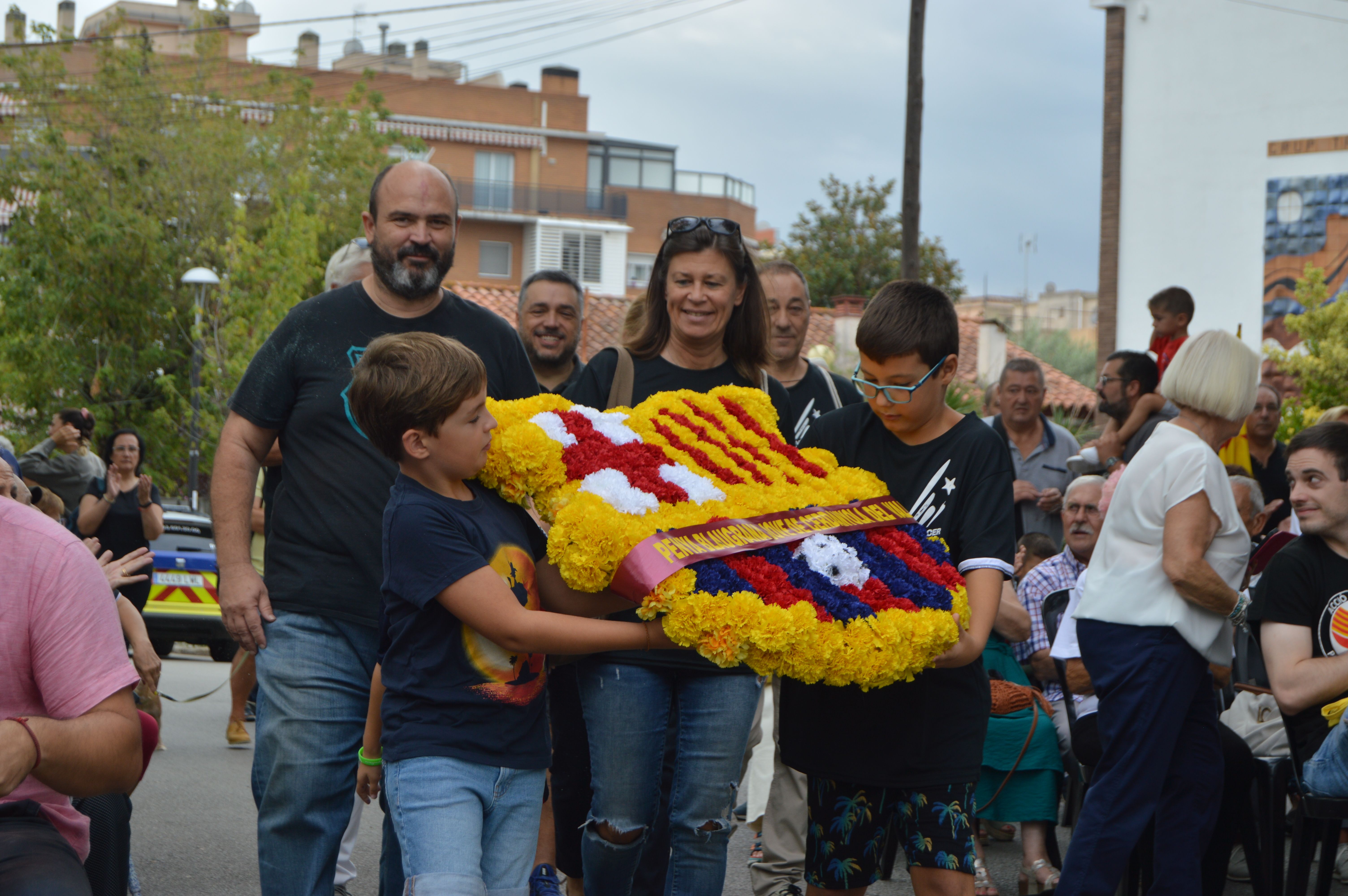 Ofrenda de la Penya Blaugrana Jove de Cerdanyola en l'acte institucional de la Diada. FOTO: Nora MO