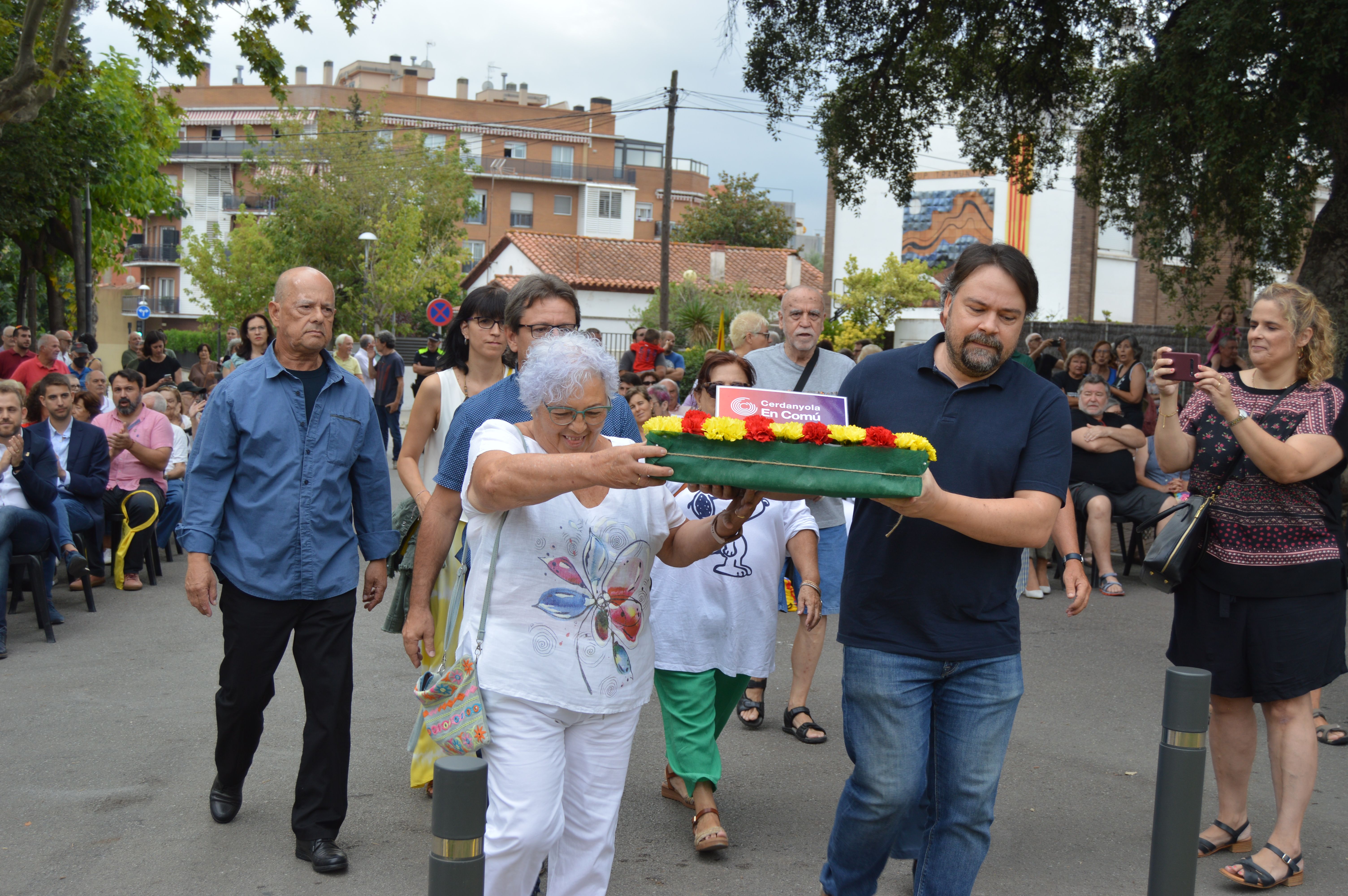 Ofrenda de Cerdanyola En Comú en l'acte institucional de la Diada. FOTO: Nora MO