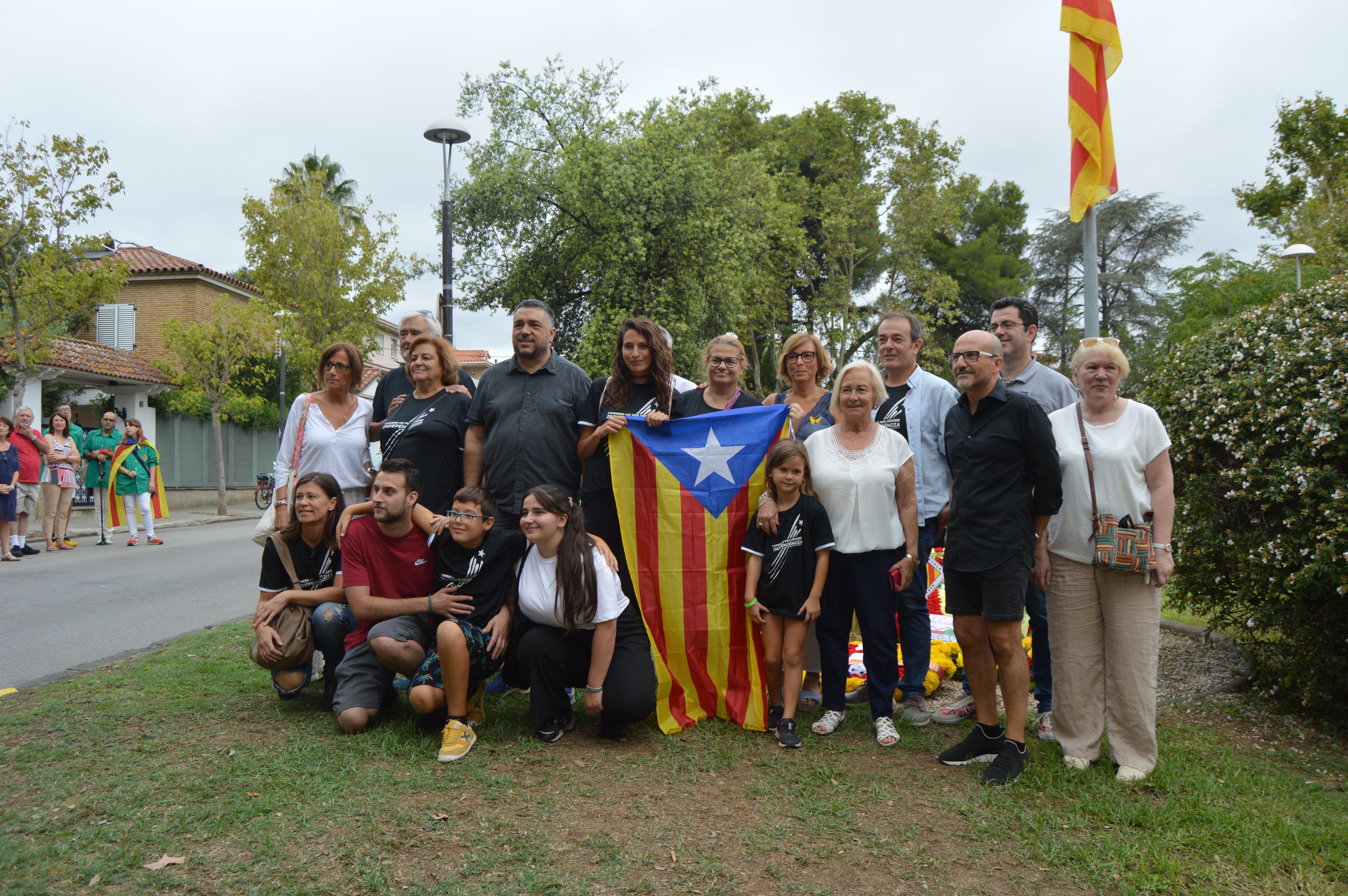 Junts per Cerdanyola després de fer la seva ofrenda en l'acte institucional de la Diada. FOTO: Nora MO