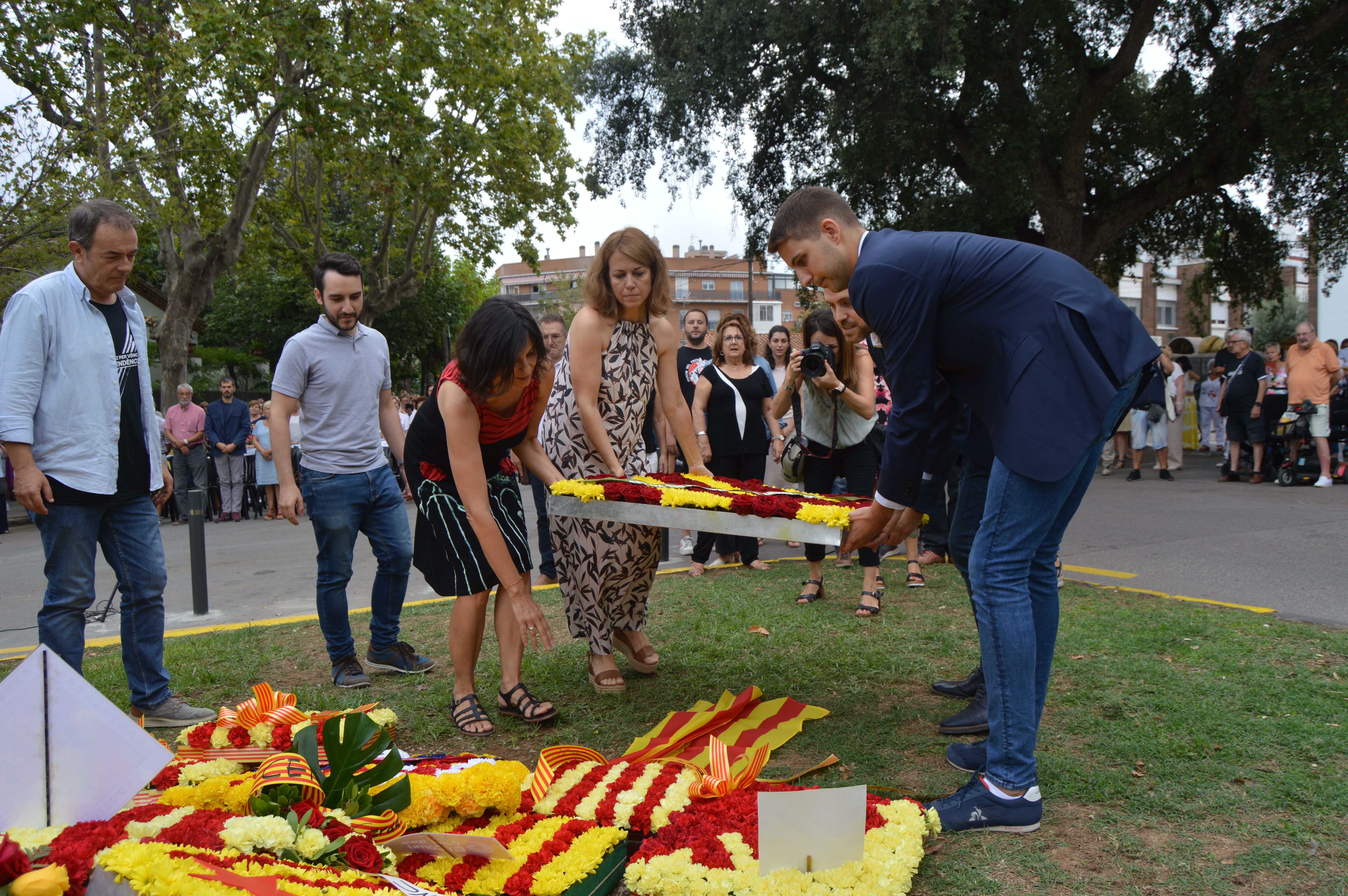 Regidors del Consistori fan conjuntament l'ofrenda institucional de la Diada. FOTO: Nora MO