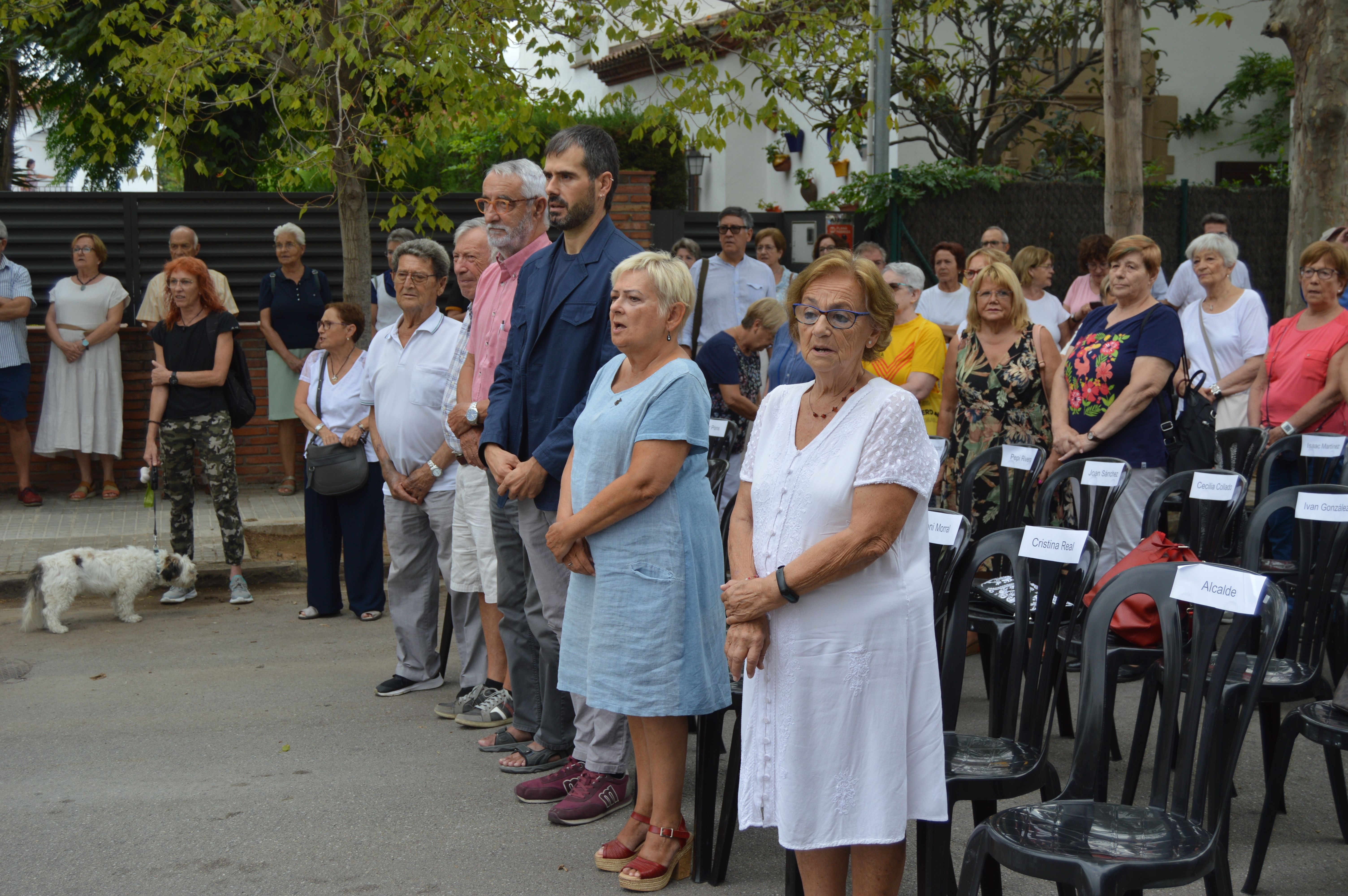 Els assistents a l'acte institucional de la Diada interpretant "El Cant de la Senyera". FOTO: Nora MO