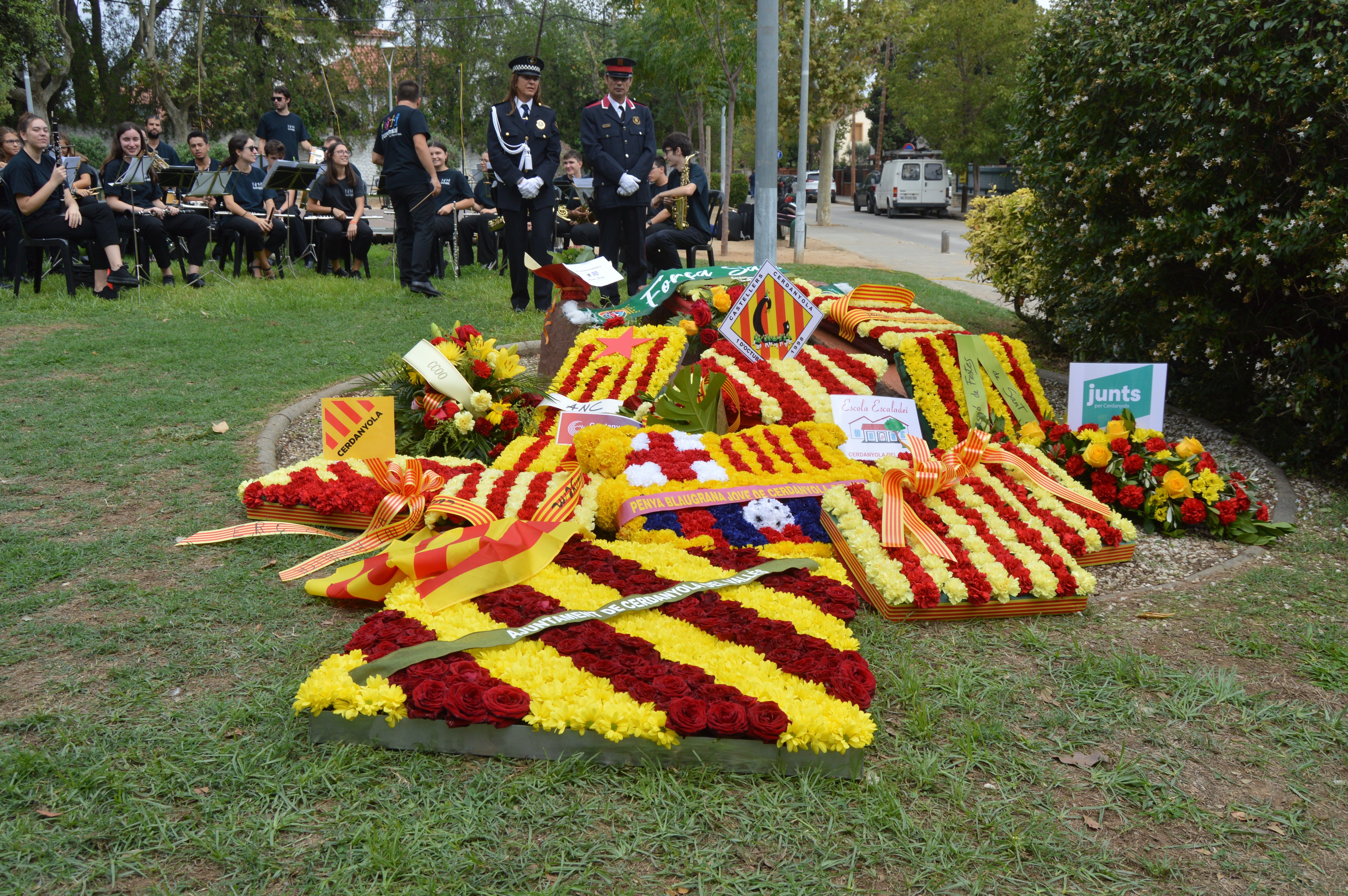 Ofrenda floral final de Cerdanyola en l'acte institucional de la Diada Nacional de Catalunya. FOTO: Nora MO
