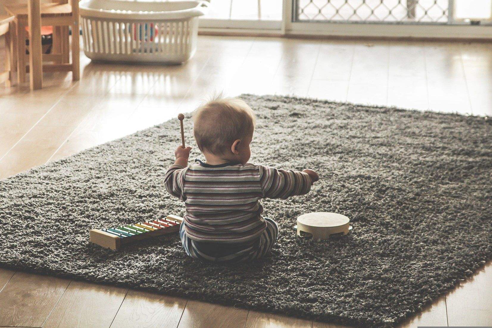 Imatge d'un nadó tocant instruments. FOTO: Pixabay