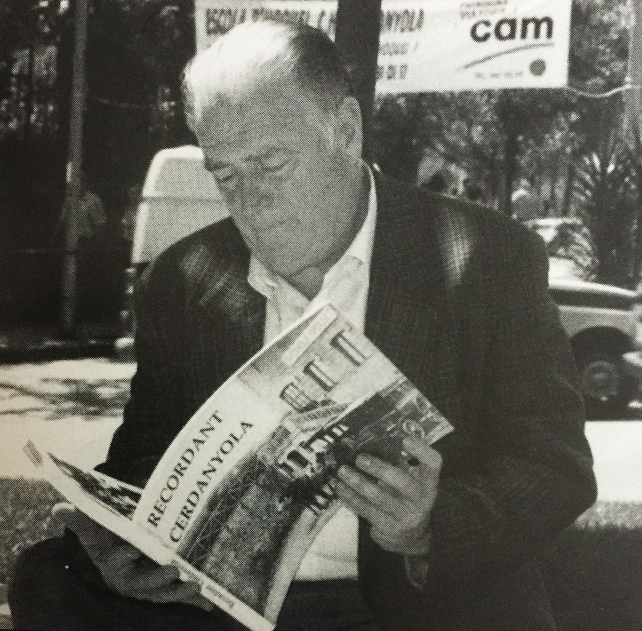 Gabriel Escursell amb el llibre "Recordant Cerdanyola", 1996. FOTO: Arxiu del TOT