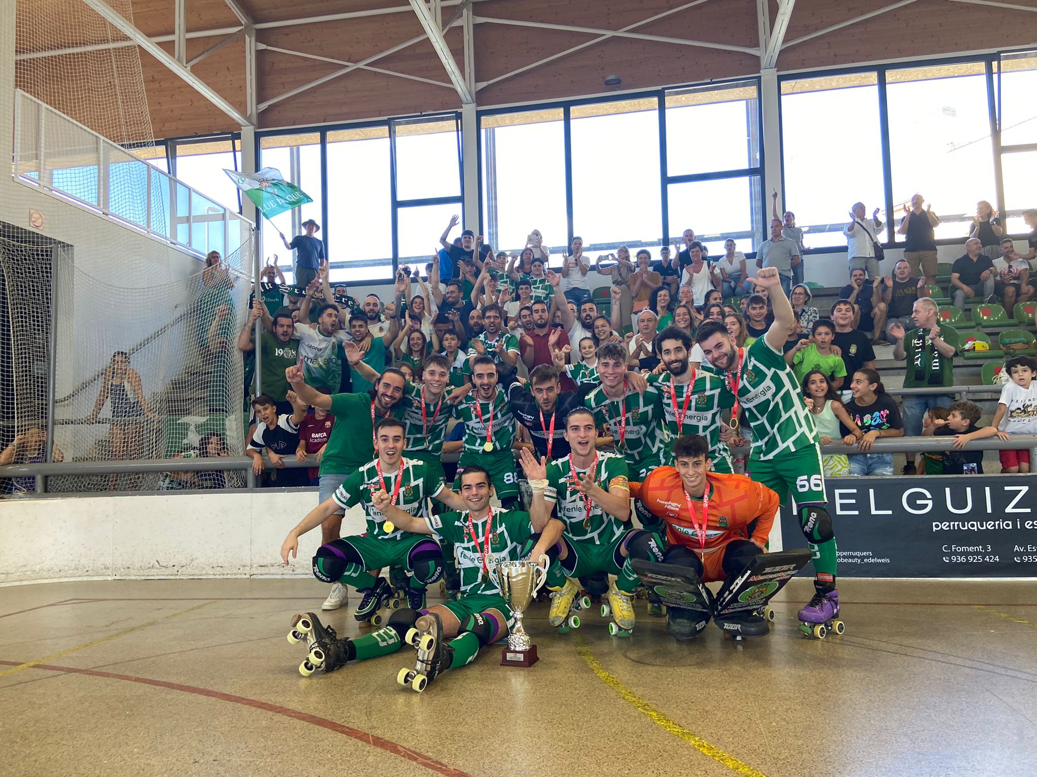 El Cerdanyola Club d'Hoquei celebrant el títol de Supercopa de Catalunya. FOTO: Nora MO