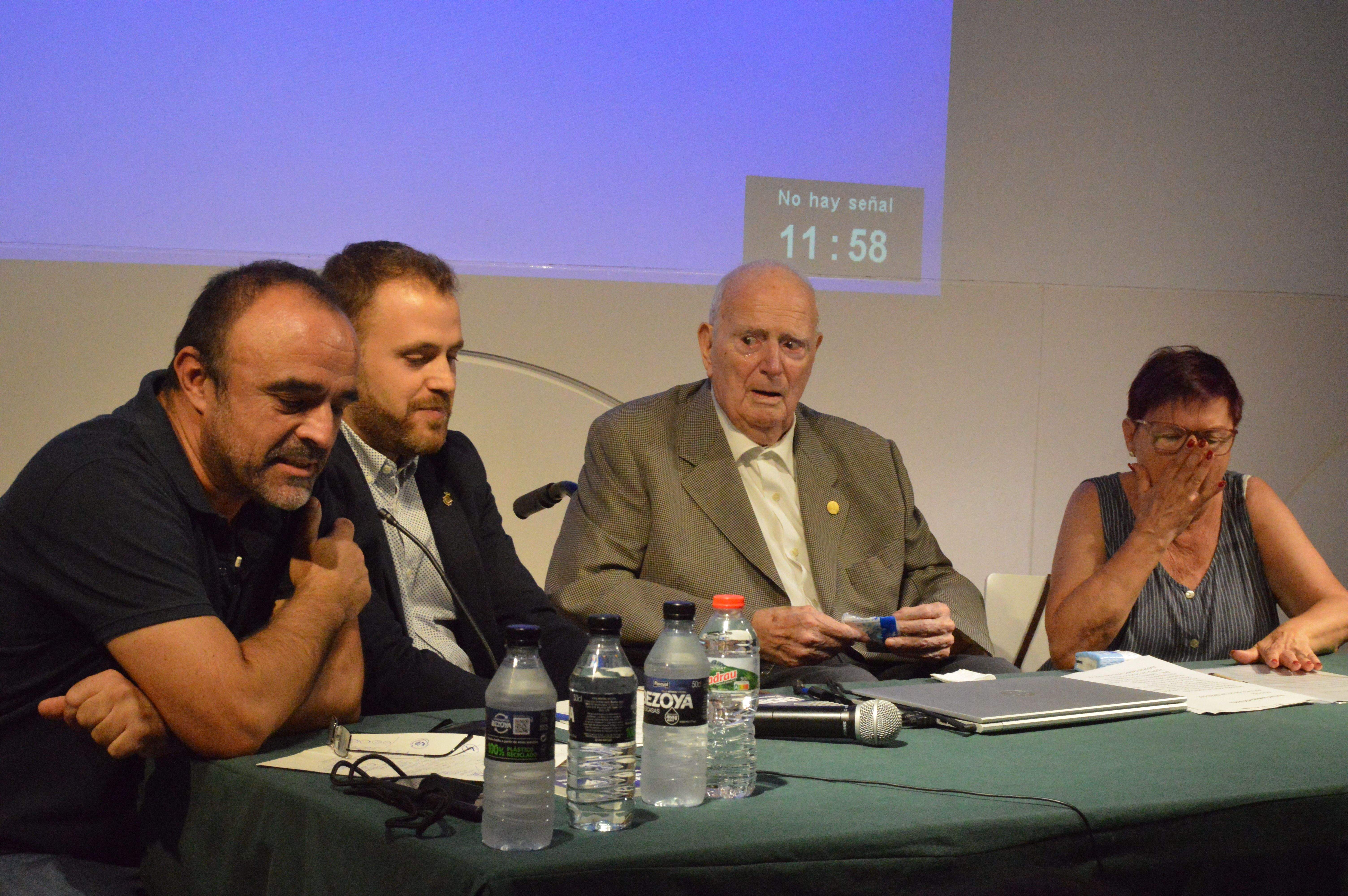 Escursell s'ha emocionat quan l'Afocer li ha atorgat el pin d'or pels 50 anys sent soci. FOTO: Nora MO