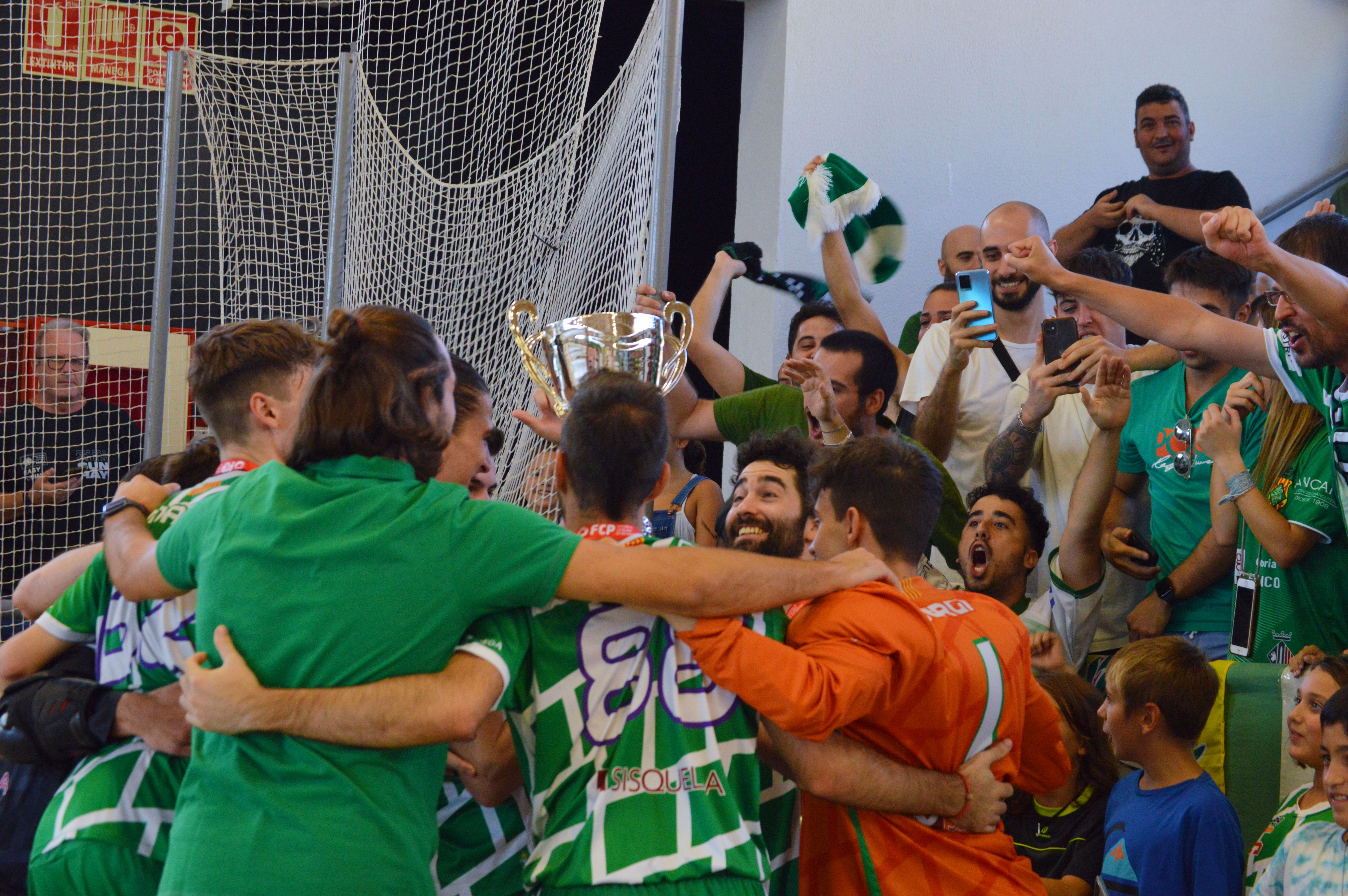 El Cerdanyola Club d'Hoquei celebrant aixaecant el trofeu a la Supercopa de Catalunya. FOTO: Nora MO