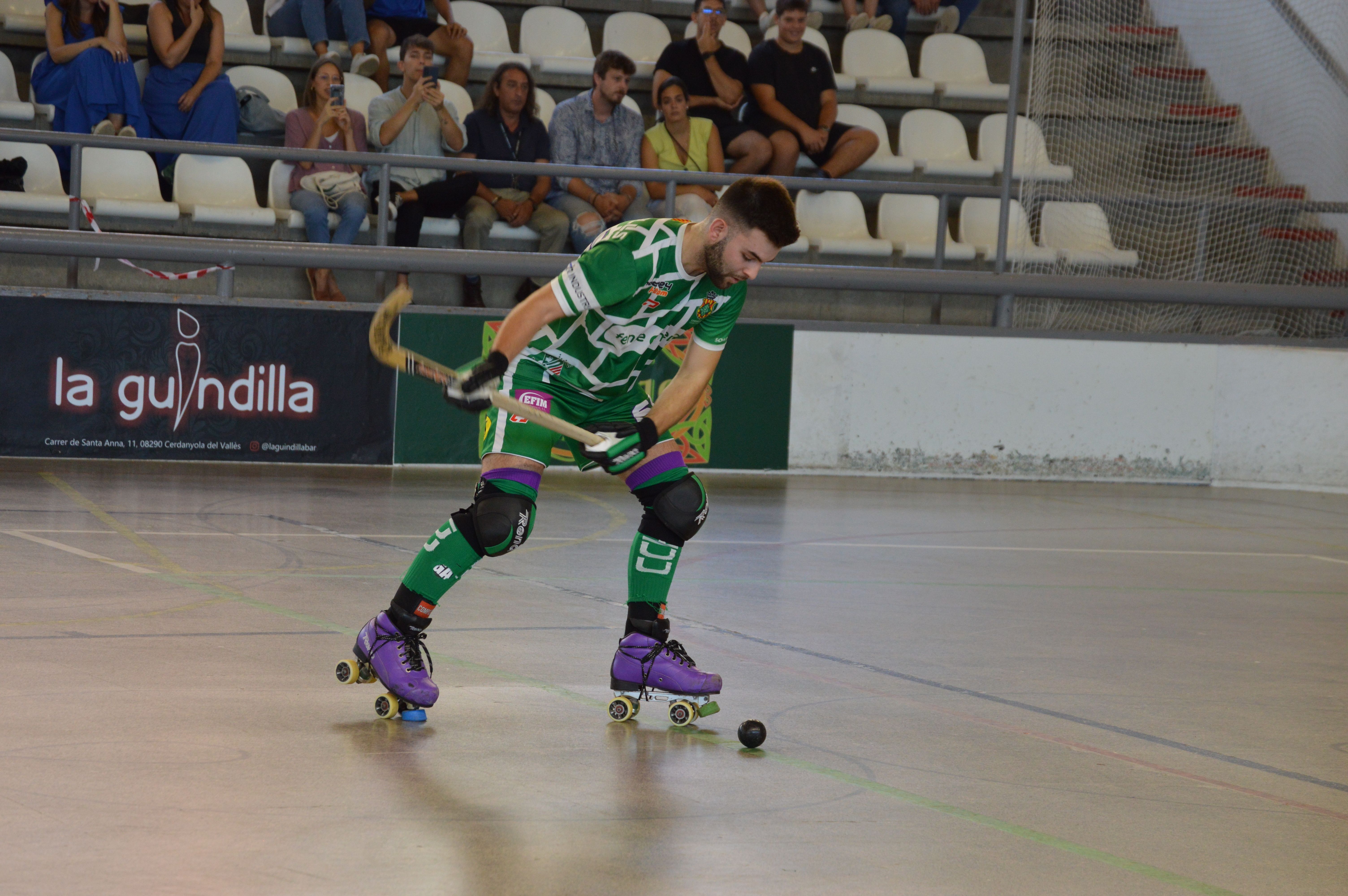 Arnau Gangonells picant un penal a la Supercopa de Catalunya a Can Xarau. FOTO: Nora MO