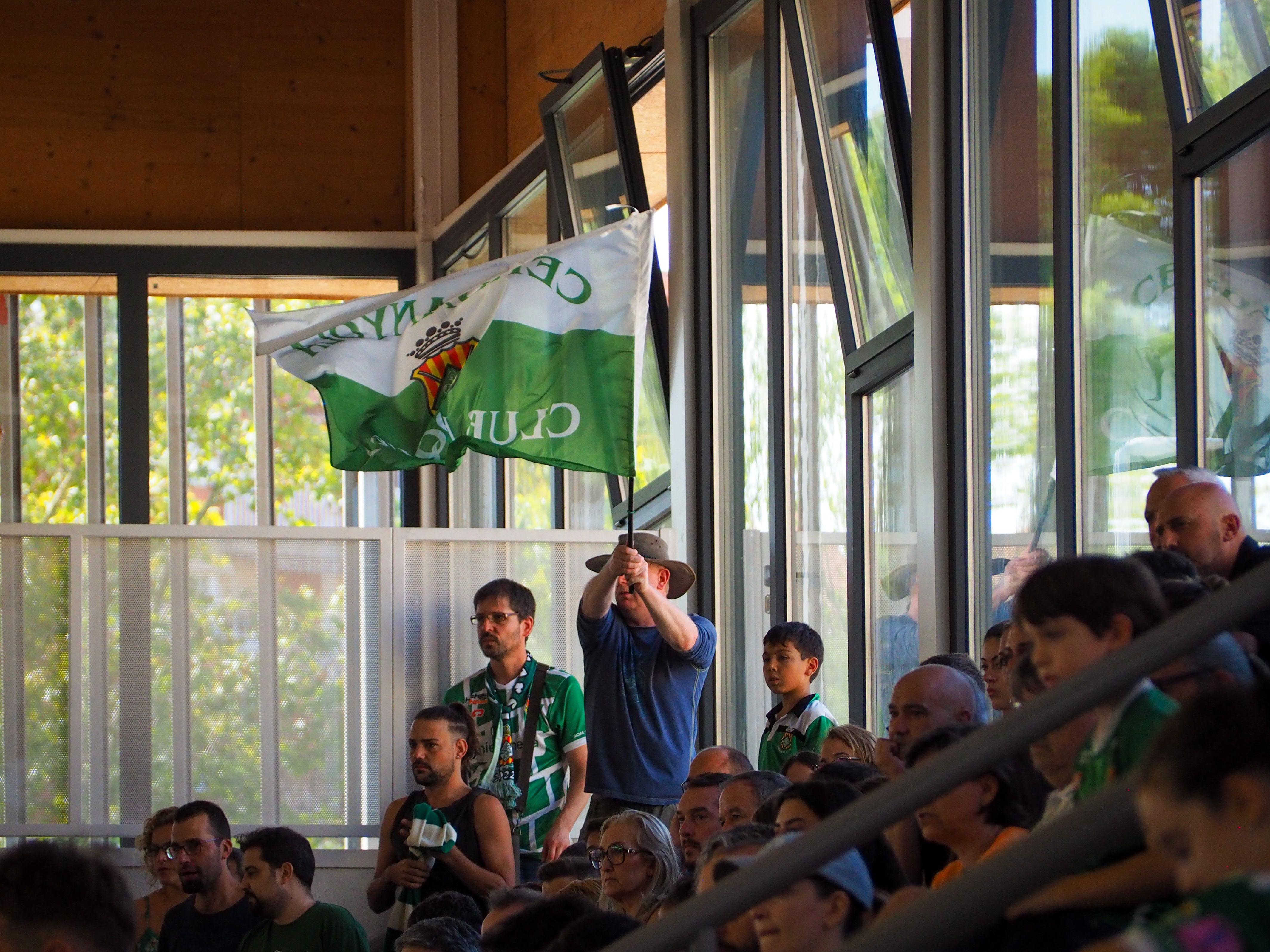 La graderia donant suport al Cerdanyola Club d'Hoquei celebrant a la Supercopa. FOTO: Mónica GM