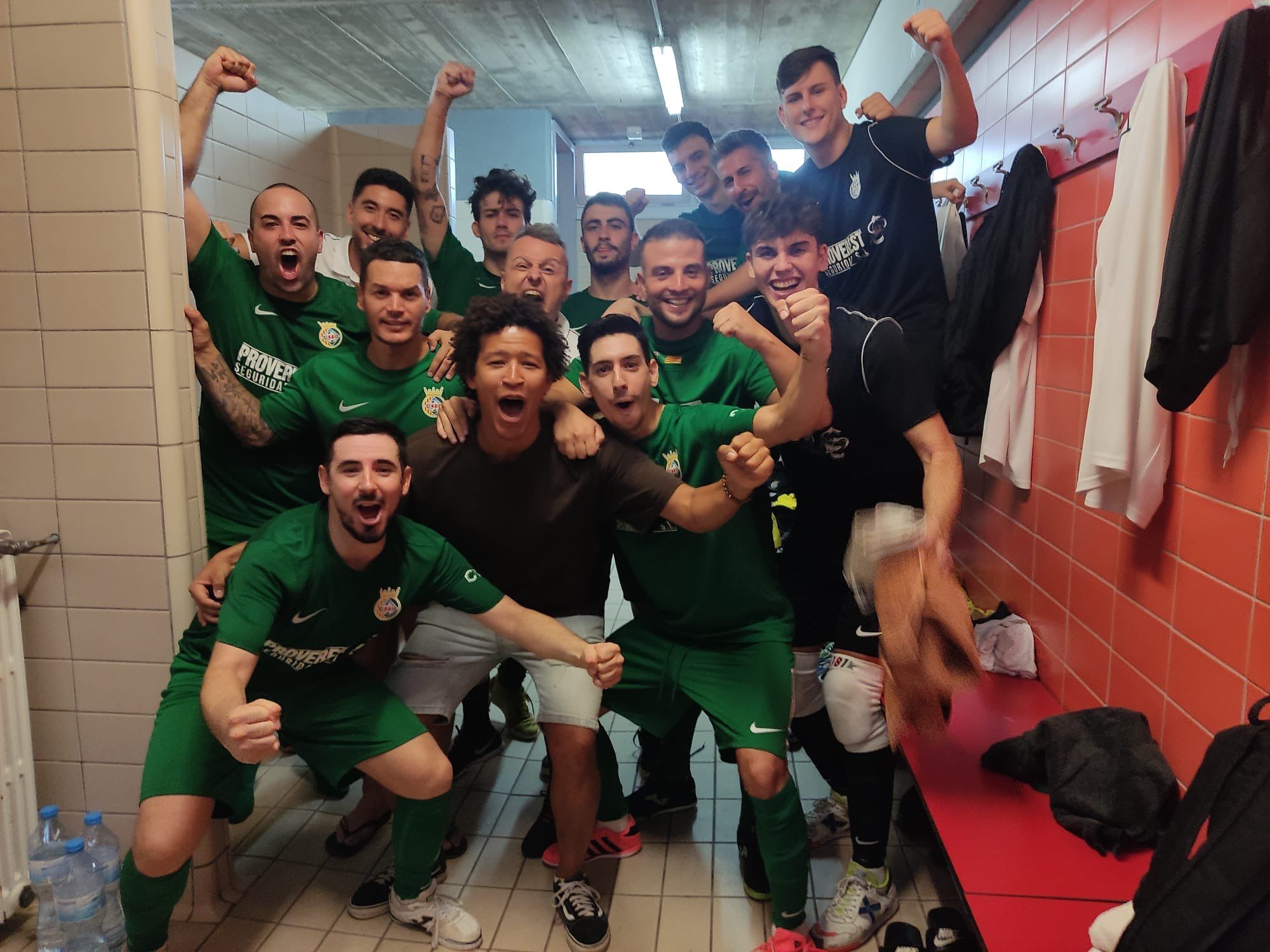 El Cerdanyola FC de futbol sala celebrant la victòria contra el Mataró. FOTO: Cerdanyola FC