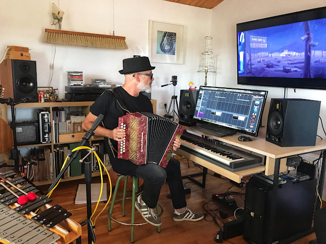 Manel Gil-Inglada treballant en una de les seves bandes sonores. FOTO: Facebook