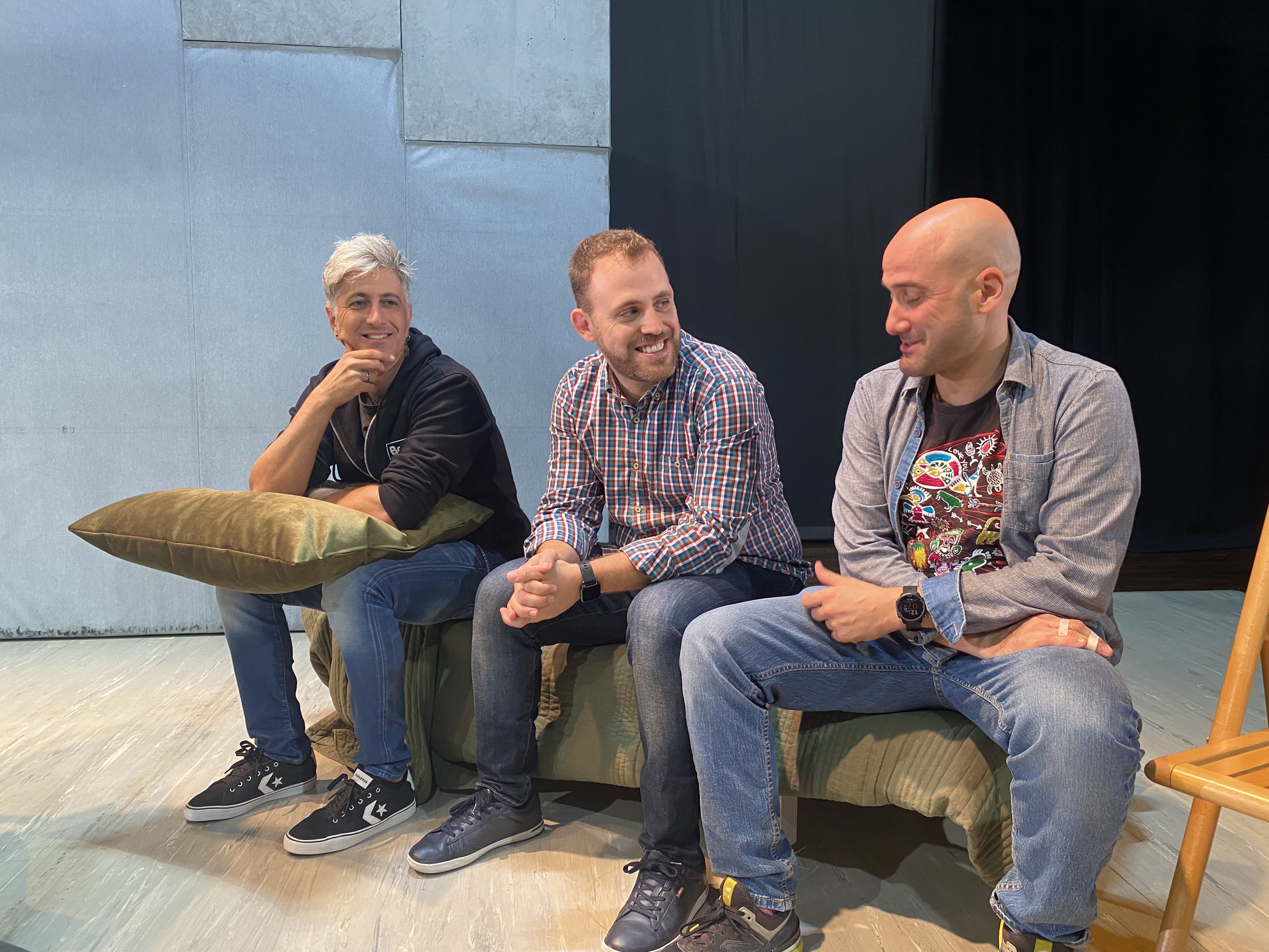 Pako Merino, l'alcalde Carlos Cordón i Diego Lorca al Teatre Ateneu. FOTO: Mónica GM