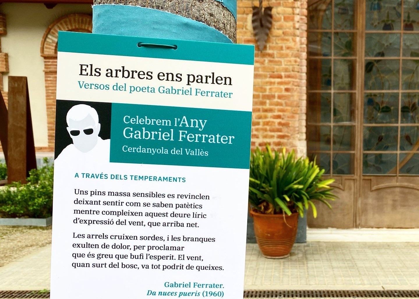 Cartell d'un poema de Gabriel Ferrater a un arbre del Museu d'Art de Cerdanyola. FOTO: Mónica GM Cartell d'un poema de Gabriel Ferrater a un arbre del Museu d'Art de Cerdanyola. FOTO: Mónica GM