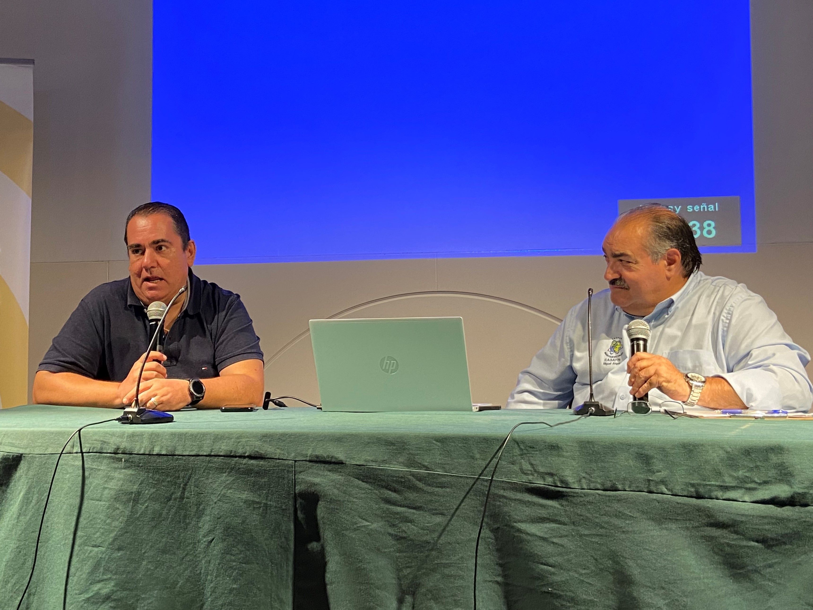 A la dreta el president de Ràdio Club Vallès i a l'esquerra el soci Àxel Serena. FOTO: Nora MO A la dreta el president de Ràdio Club Vallès i a l'esquerra el soci Àxel Serena. FOTO: Nora MO
