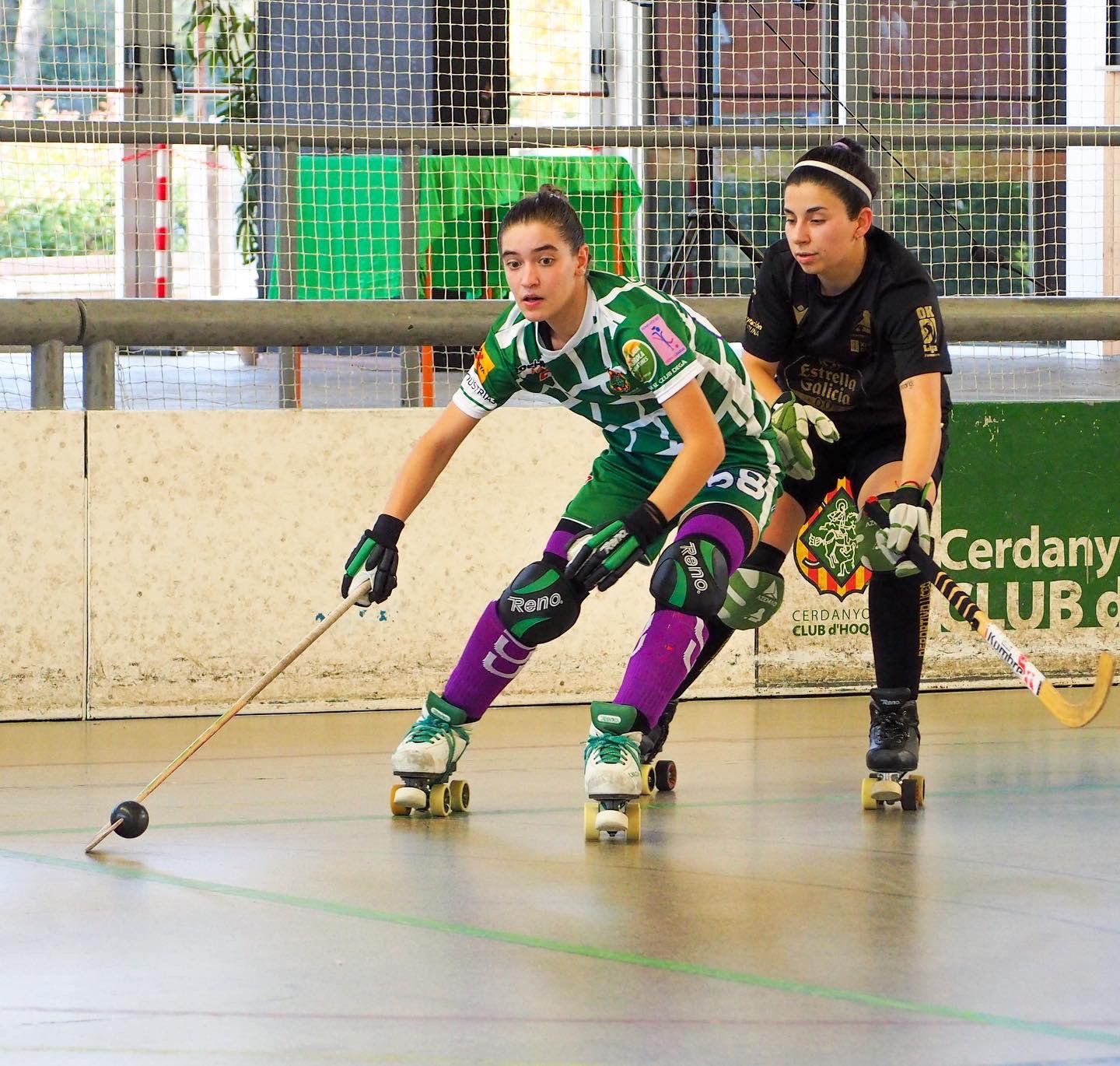 Carla Castro (Cerdanyola Club d'Hoquei) lluita una bola davant el Deportivo Liceo a Can Xarau. FOTO: Mónica GM