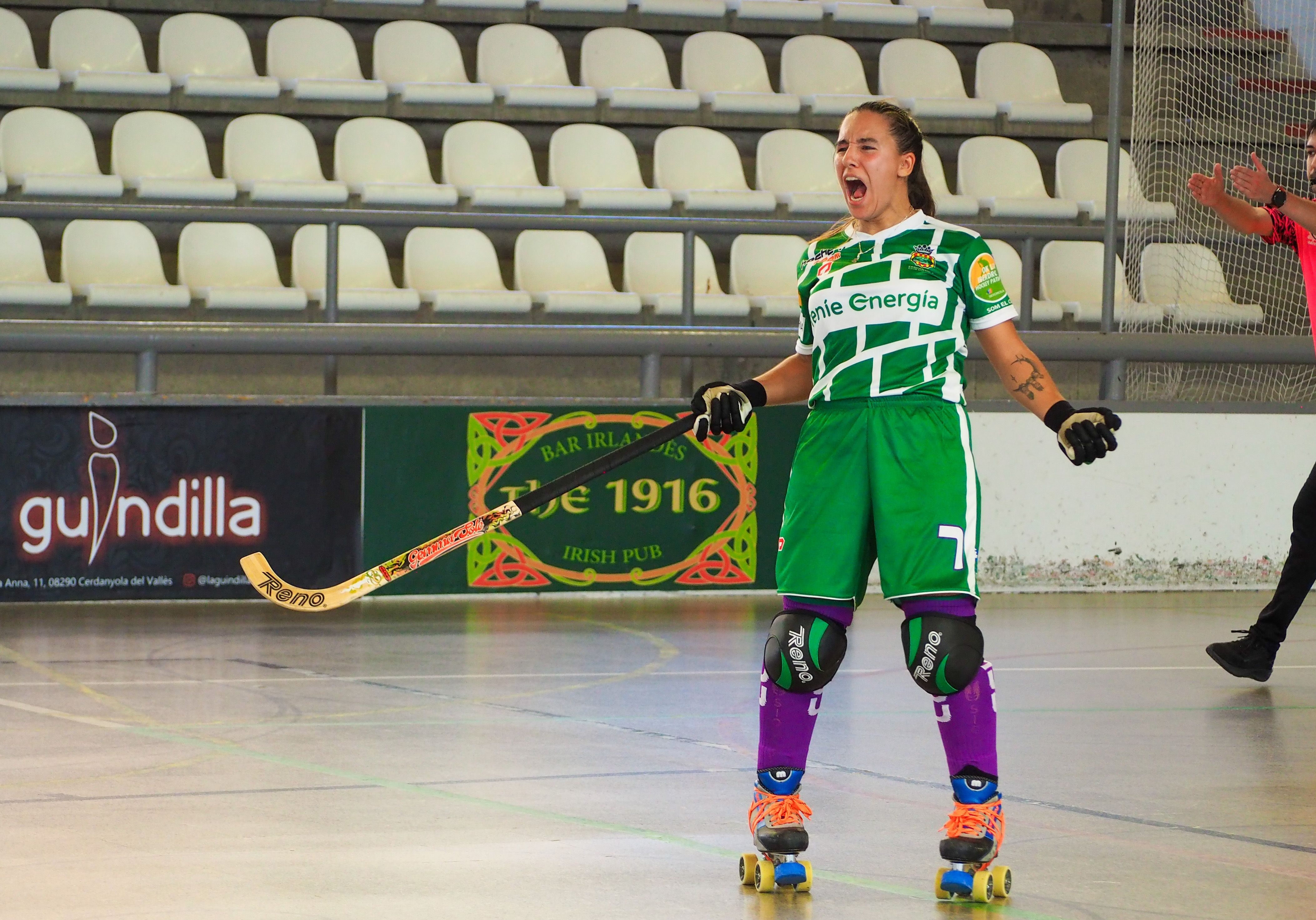 Paula Ferron celebra un gol amb el Cerdanyola Club d'Hoquei. FOTO: Mónica GM