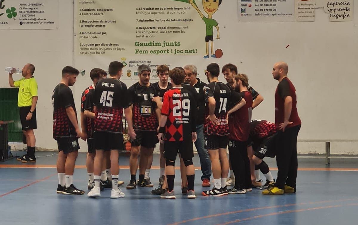 El Club Handbol Cerdanyola en el primer partit de la temporada. FOTO: Cedida