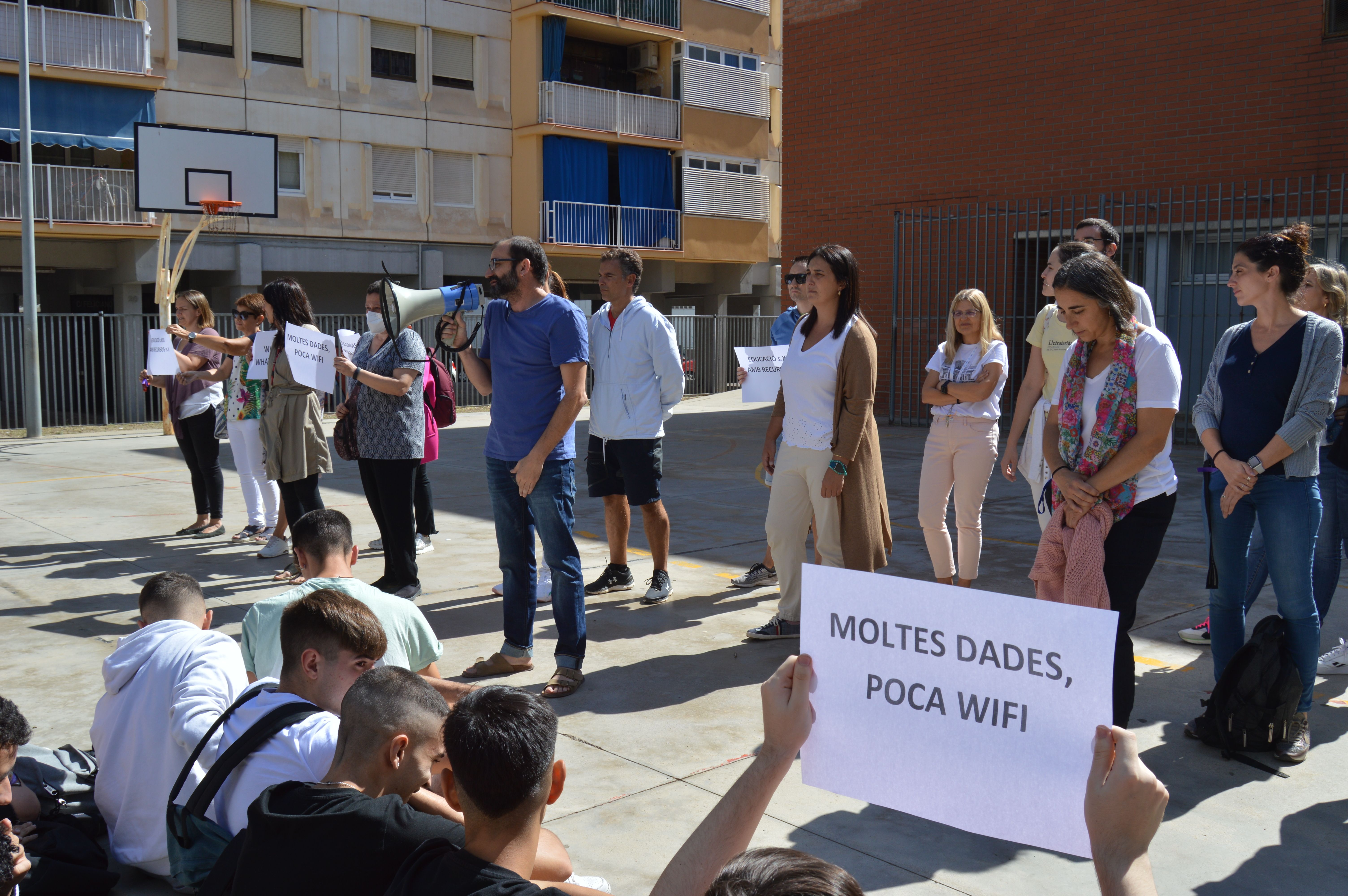 L'Institut Banús protesta per la manca de wifi a les aules. FOTO: Nora MO