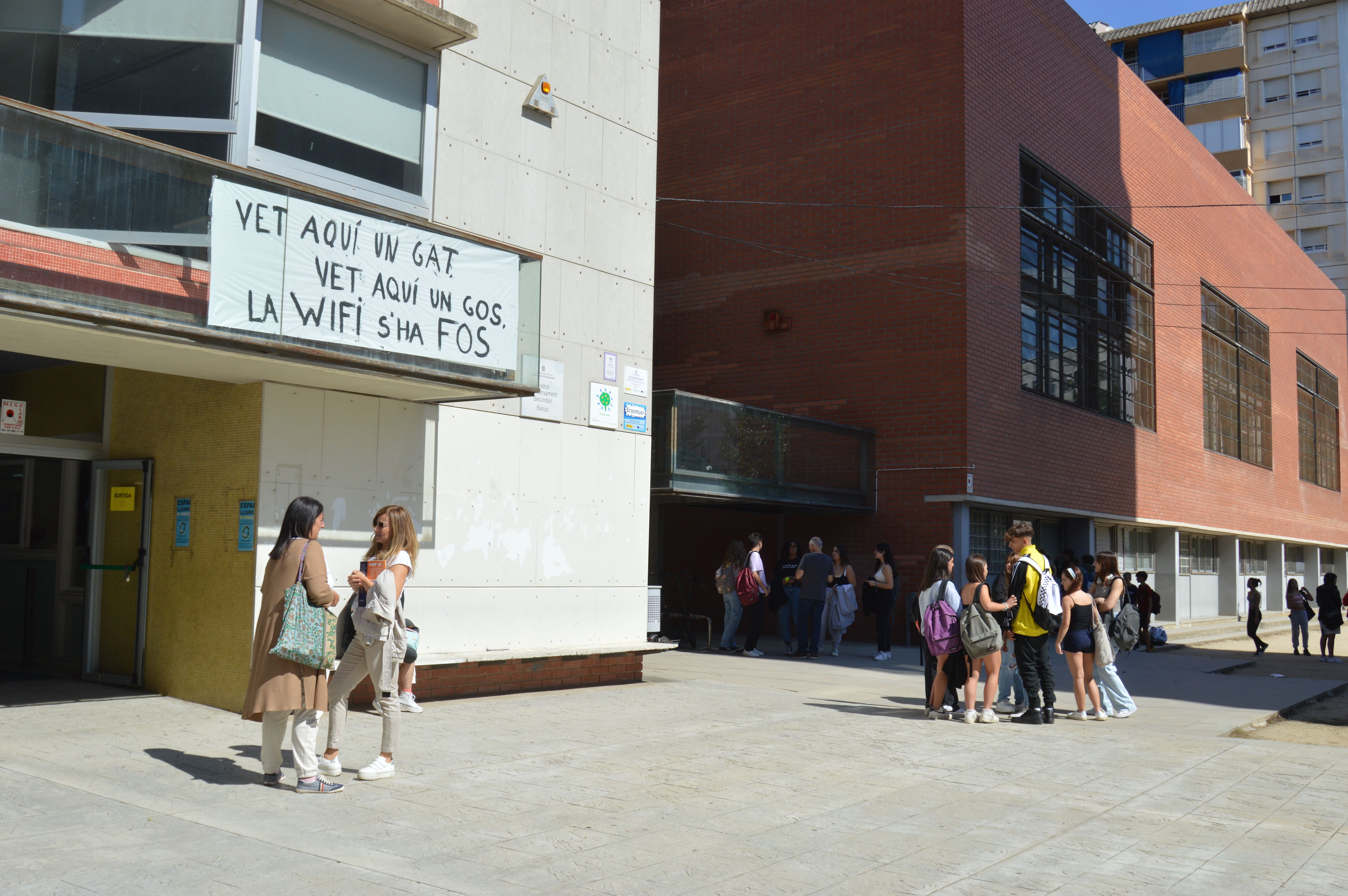 L'Institut Banús col·loca una pancarta a l'entrada per protestar per la manca de wifi a les aules. FOTO: Nora MO