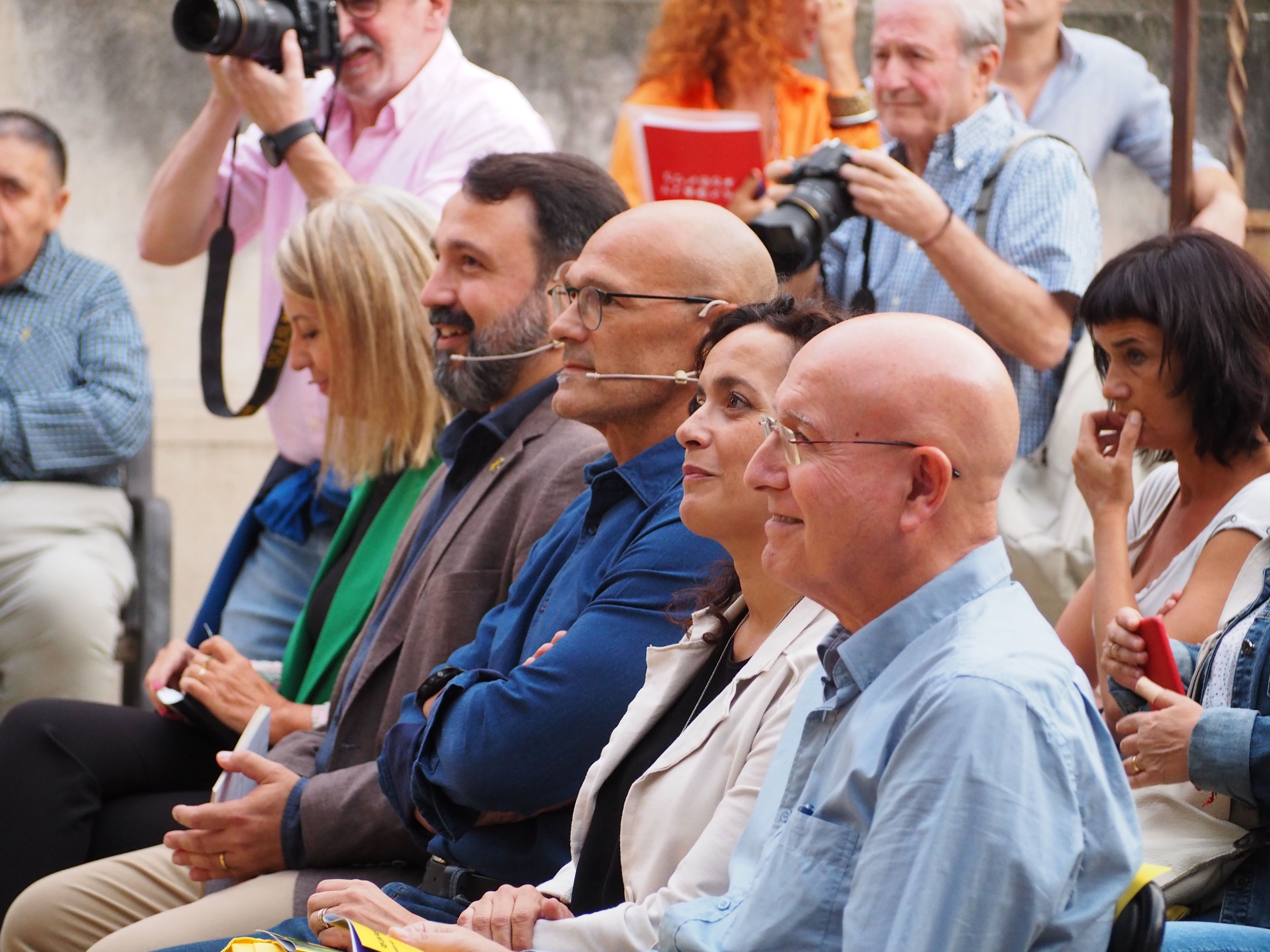 Turon acompanyat de Mirea Ingla (ERC Sant Cugat), Raül Romeva (exconseller), Isabel Cruz (president d'ERC Cerdanyola) i Joan Manel Tresserras (exconseller). FOTO: Mónica GM