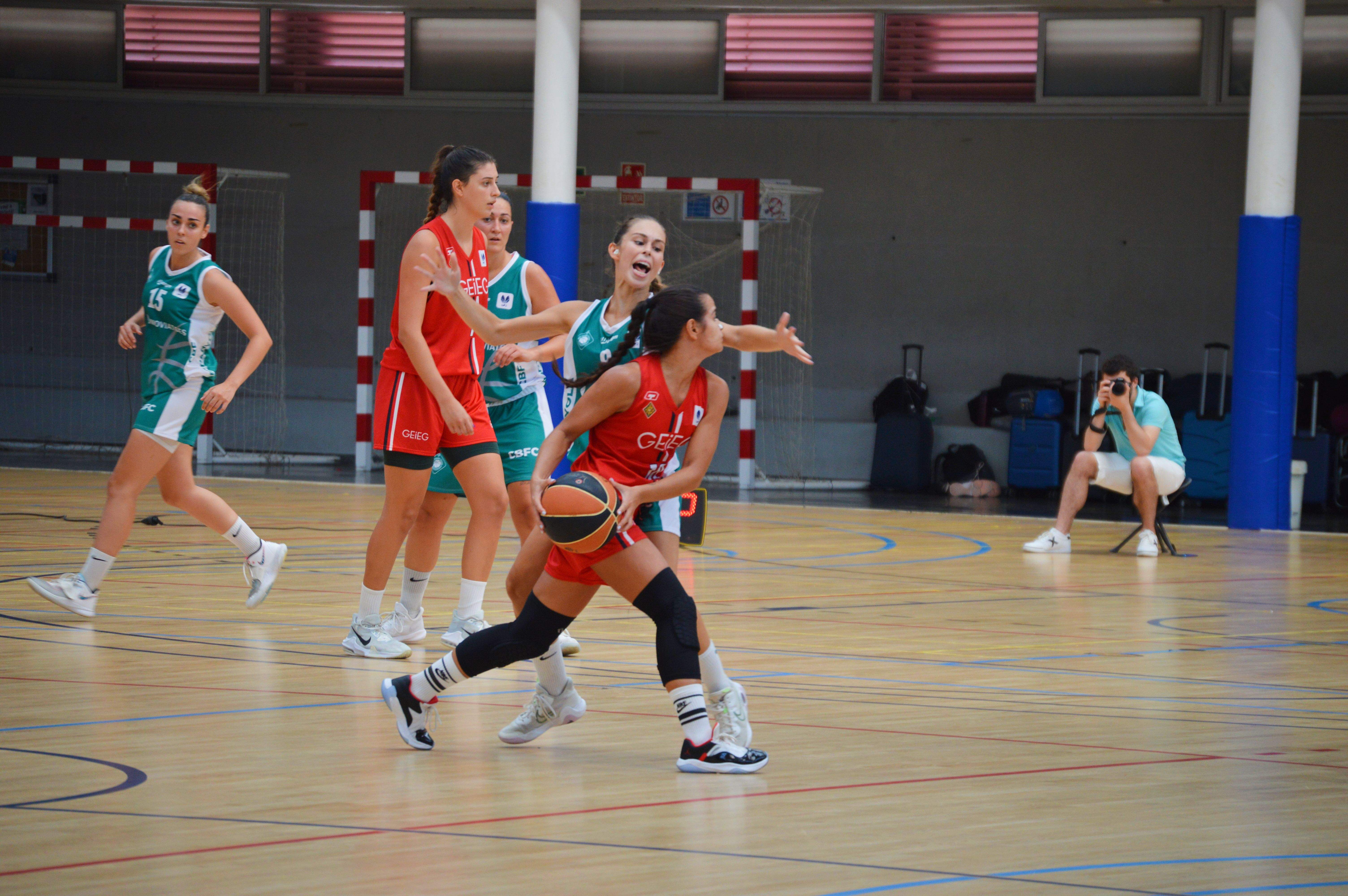 El Club Bàsquet Femení Cerdanyola en pretemporada davant del Geieg. FOTO: Nora MO