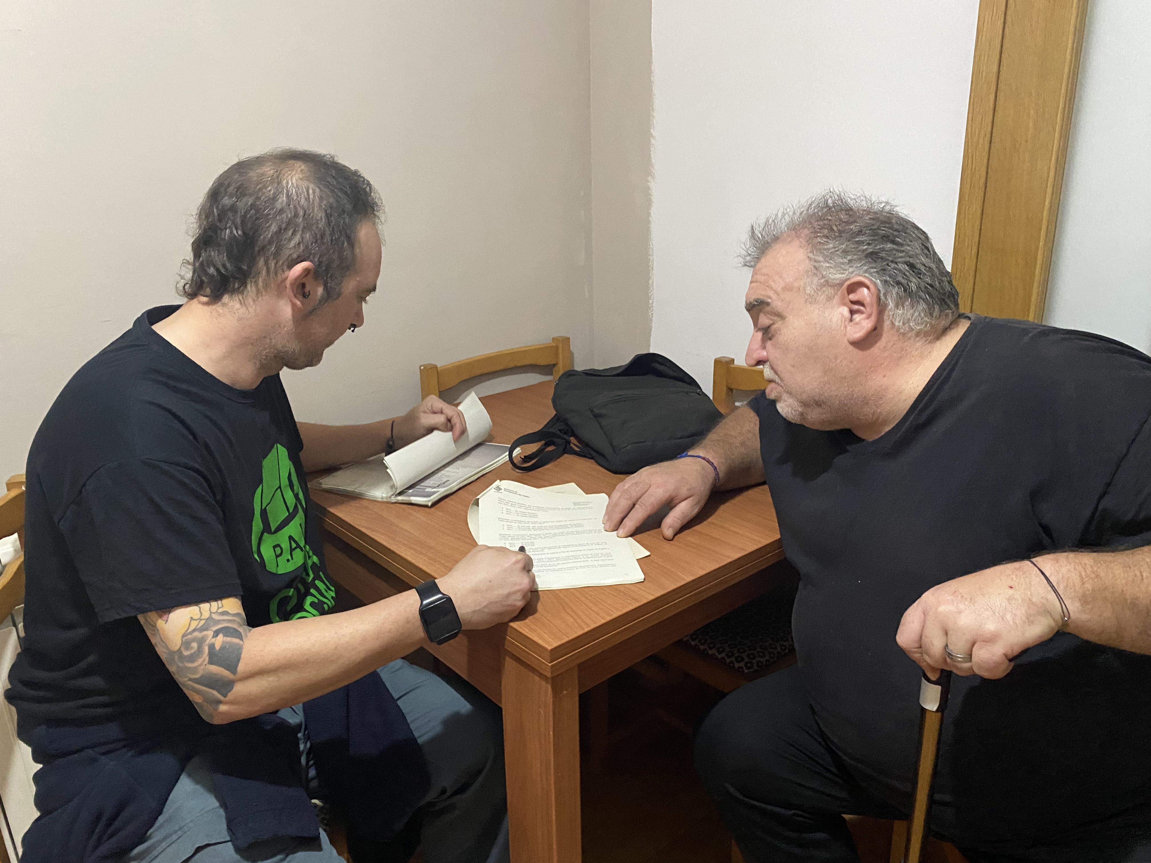 En Paco i un representant de la PAH al pis on volen instal·lar un comptador d'aigua social. FOTO: Mónica GM