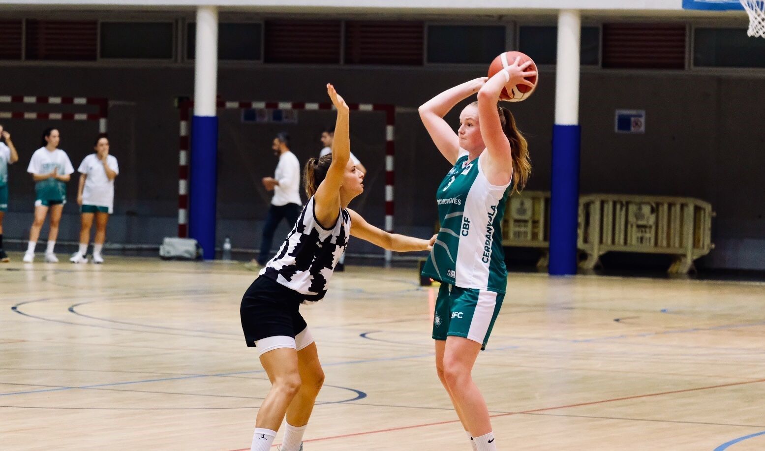 El CBF Cerdanyola en un partit de Liga Femenina 2 contra el NBF Castelló. FOTO: Ale Gómez El CBF Cerdanyola en un partit de Liga Femenina 2 contra el NBF Castelló. FOTO: Ale Gómez
