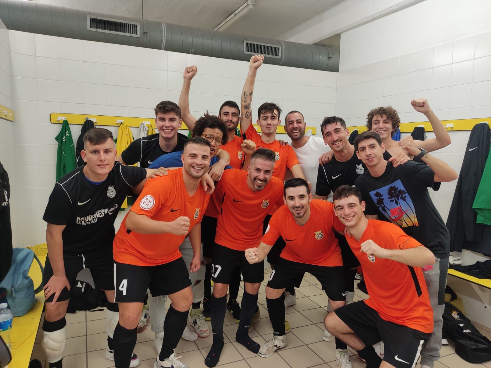 Els jugadors del Cerdanyola FC celebren al PEM Guiera. FOTO: Cerdanyola FC