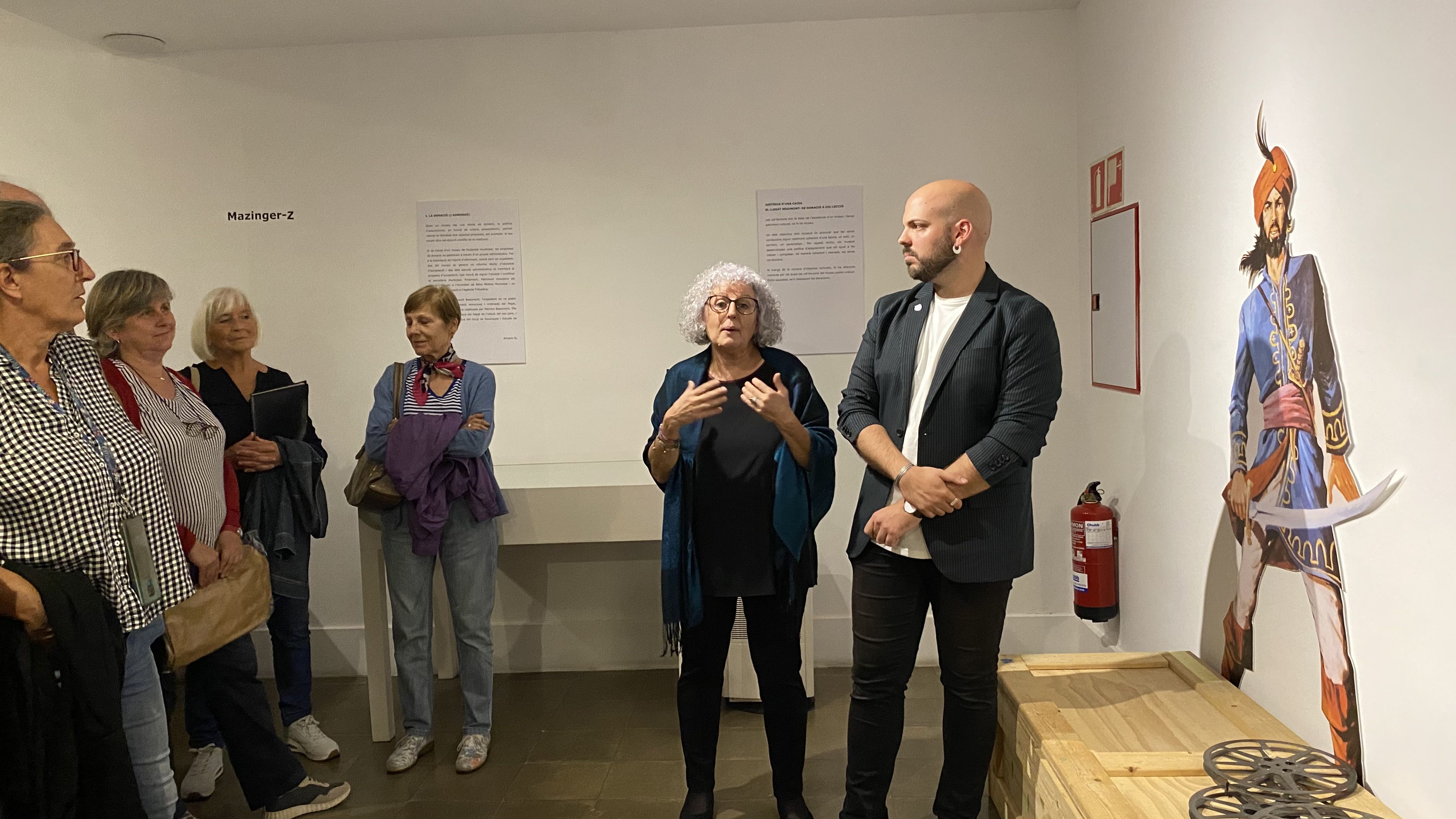 Marutxi Beaumont i Quim Módenes expliquen detalls de l'exposició. FOTO: Mónica GM