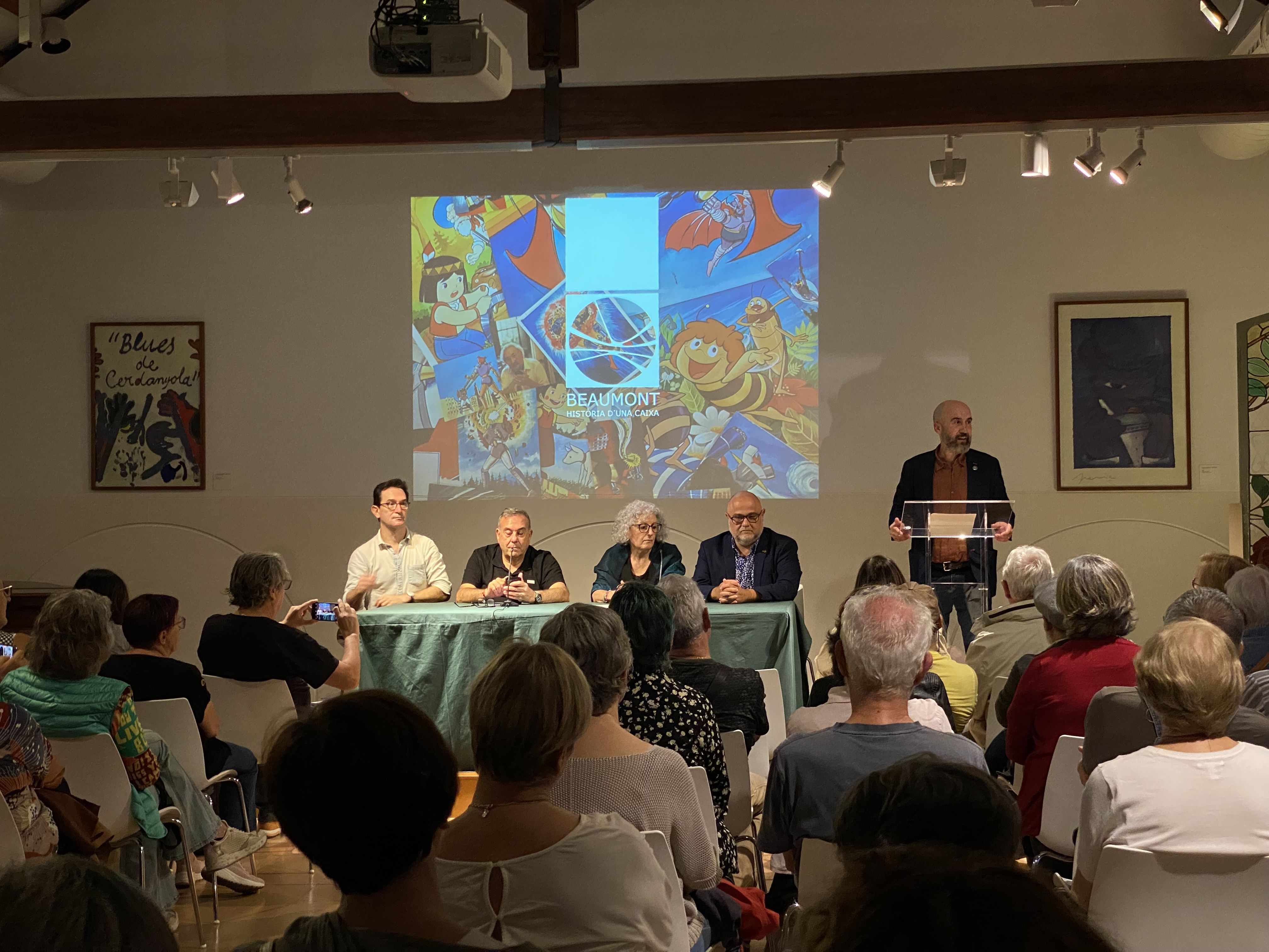 La Sala Orlando Barrial del MAC s'ha omplert per viure la inauguració de l'exposició 'Beaumont. Història d'una caixa'. FOTO: Mónica GM