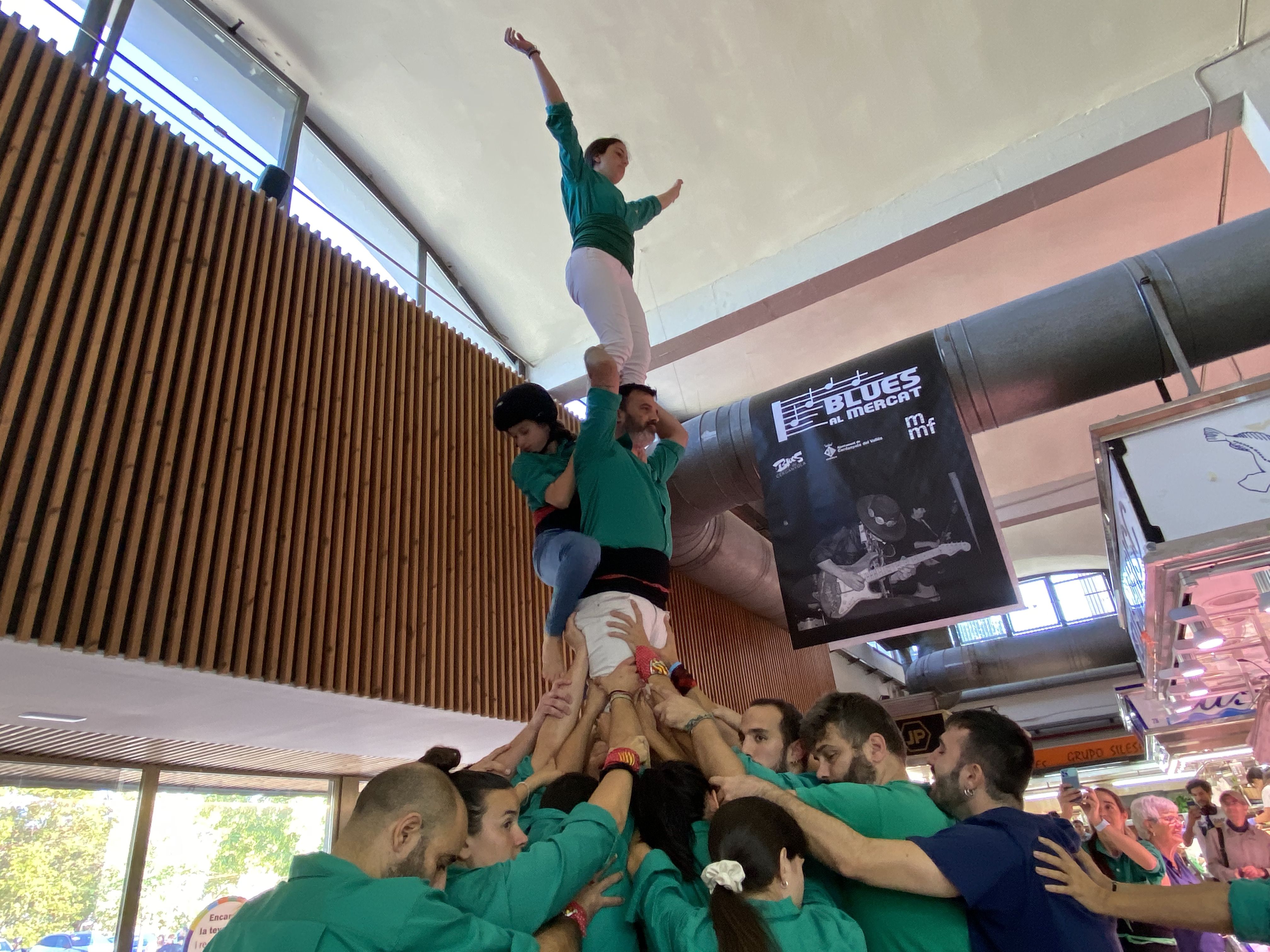 Fira d'entitats i activitats al Mercat de Fontetes en l'aniversari de Castellers de Cerdanyola. FOTO: Nora MO