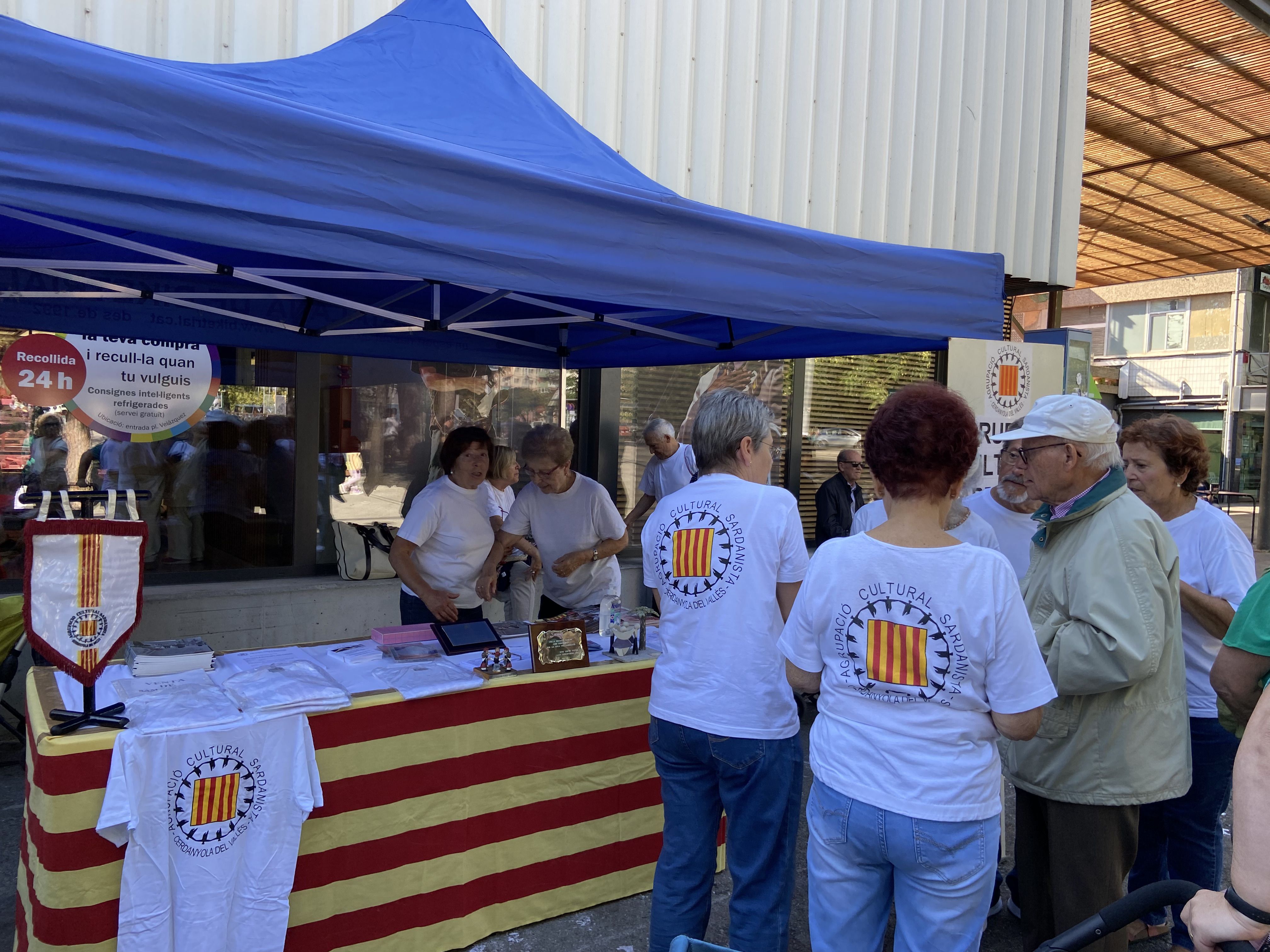 Fira d'entitats i activitats al Mercat de Fontetes en l'aniversari de Castellers de Cerdanyola. FOTO: Nora MO