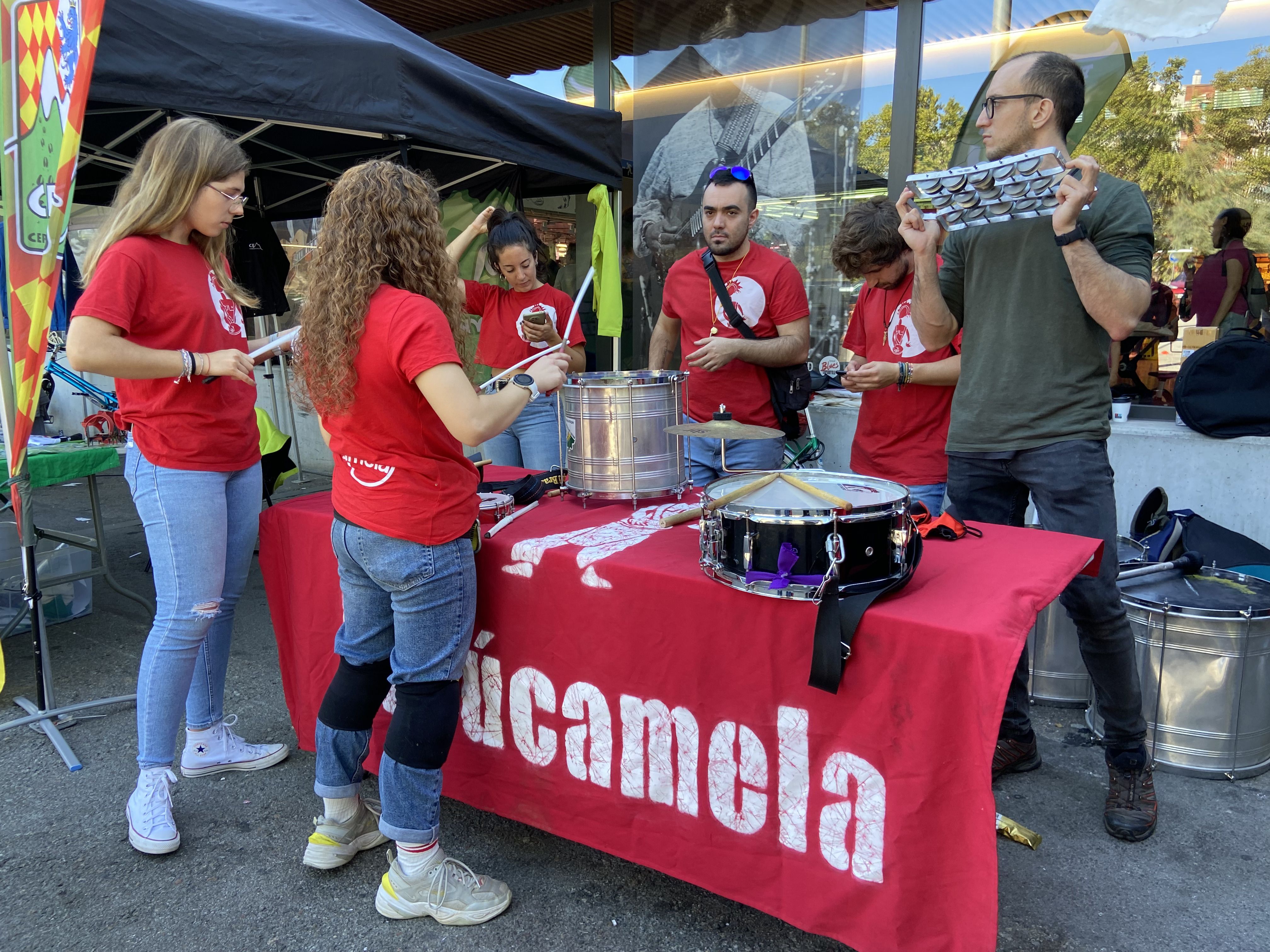 Fira d'entitats i activitats al Mercat de Fontetes en l'aniversari de Castellers de Cerdanyola. FOTO: Nora MO Fira d'entitats i activitats al Mercat de Fontetes en l'aniversari de Castellers de Cerdanyola. FOTO: Nora MO