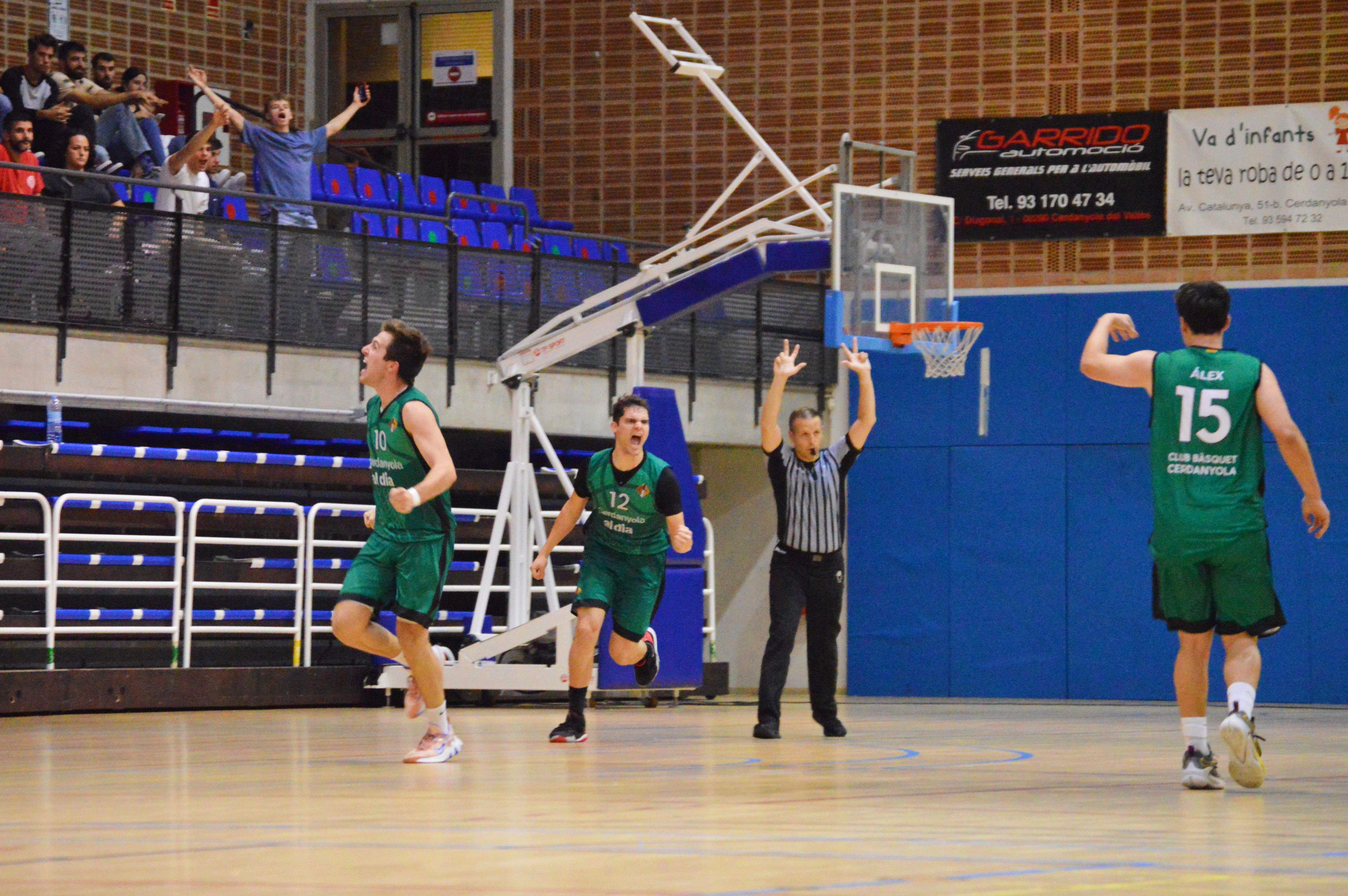 El CB Cerdanyola davant del Sant Cugat en un partit de Copa Catalunya. FOTO: Nora MO