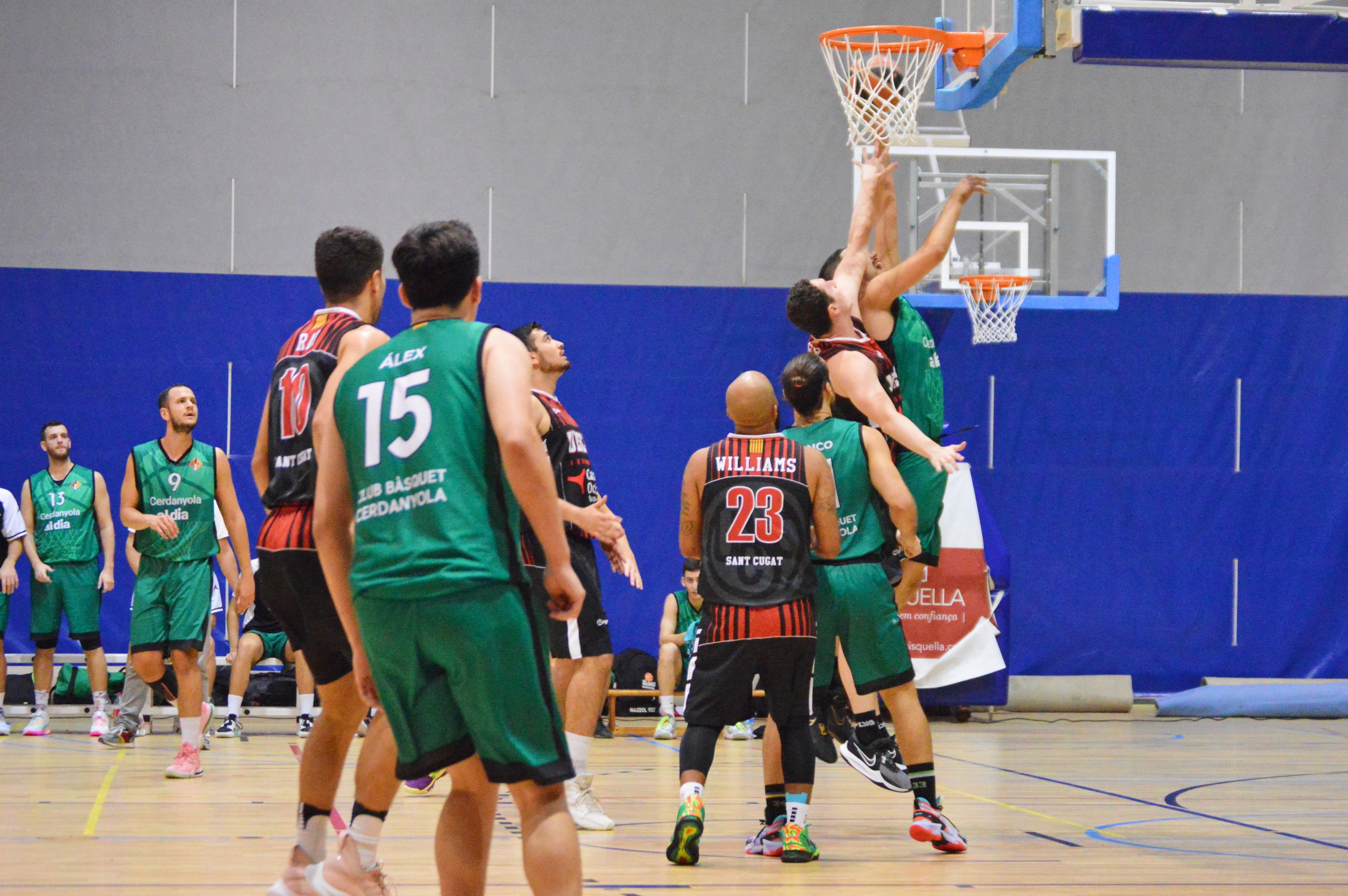 El CB Cerdanyola davant del Sant Cugat en un partit de Copa Catalunya. FOTO: Nora MO El CB Cerdanyola davant del Sant Cugat en un partit de Copa Catalunya. FOTO: Nora MO